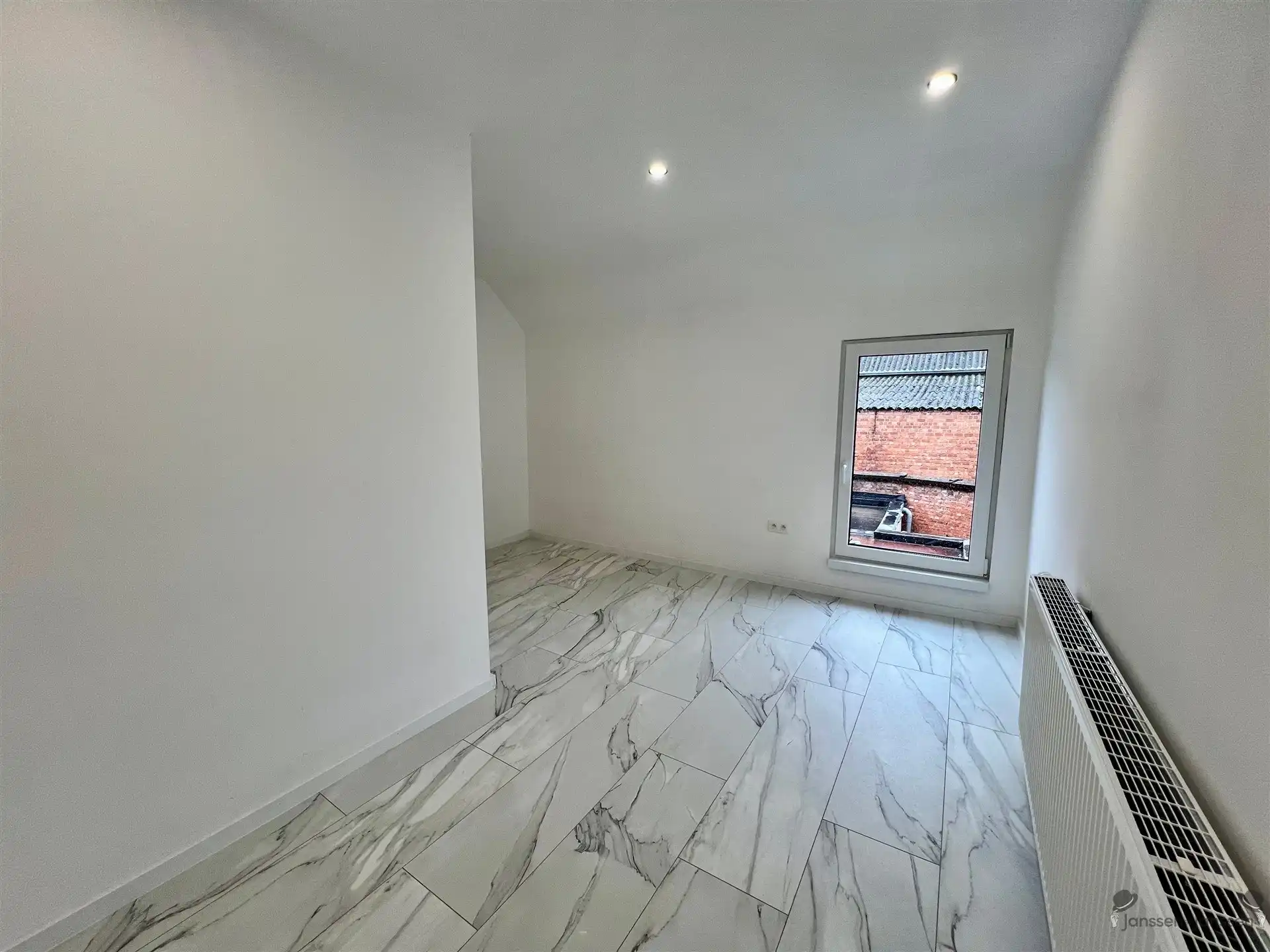 Gerenoveerde rijwoning met 2 slaapkamers foto 12