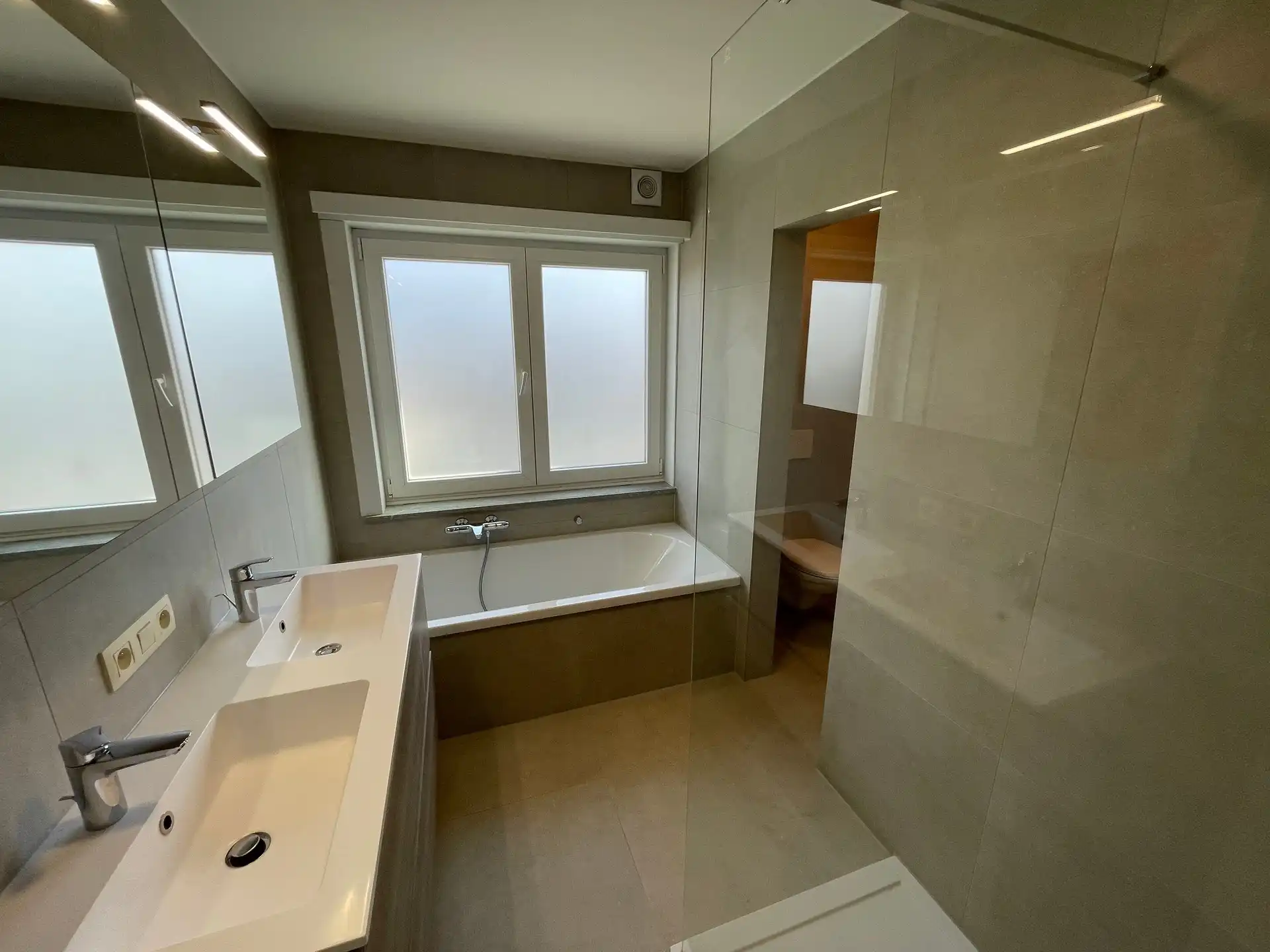 Gunstig gelegen totaal gerenoveerde woning met ruim magazijn. foto 25