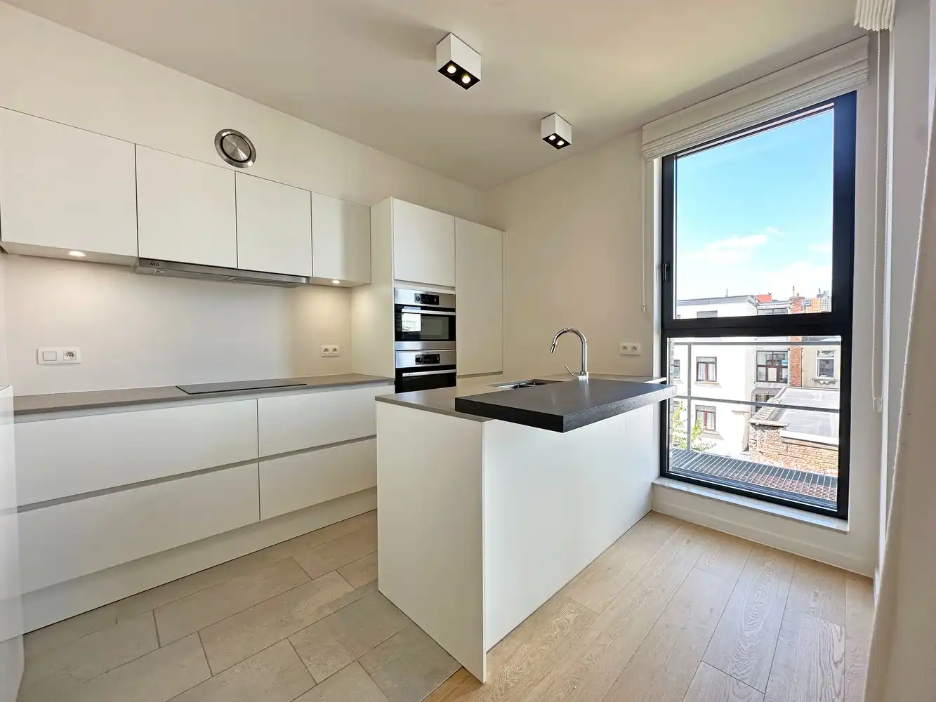 2 slaapkamer appartement met 2 terrassen en staanplaats te Antwerpen foto {{pictureIndex}}