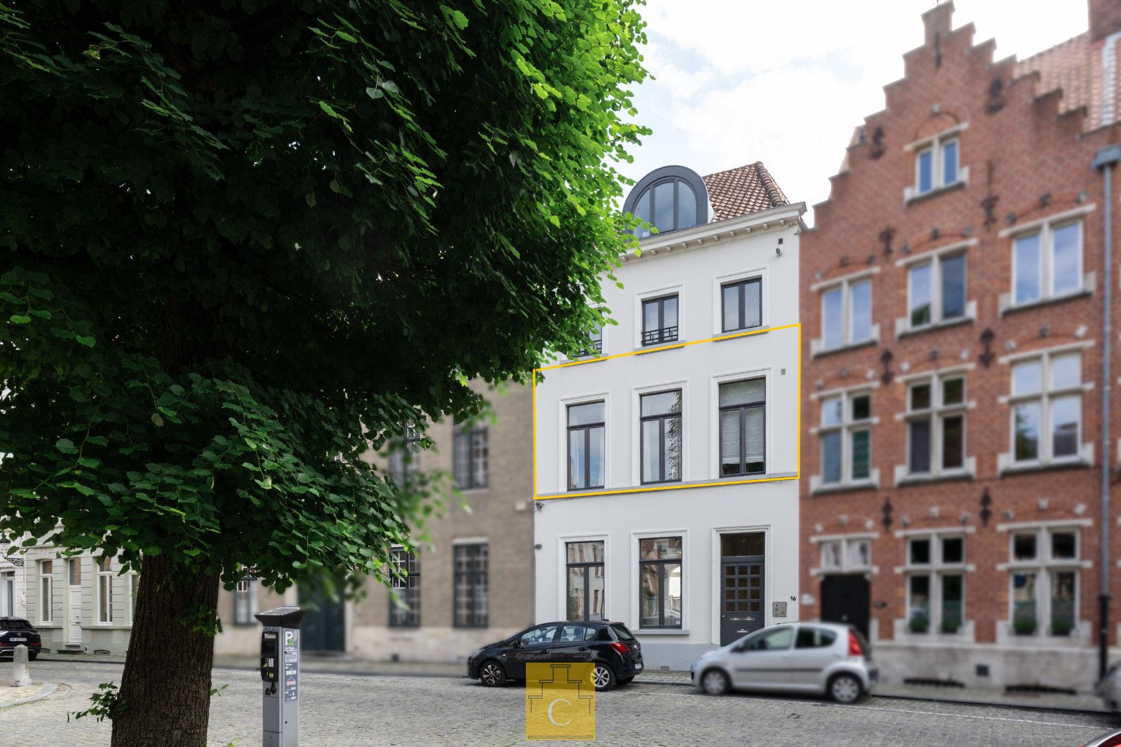 Appartement in herenhuis met groot terras, rustige ligging op idyllisch kerkplein foto 1