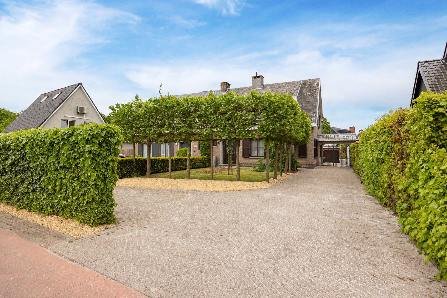 Instapklare, ruime woning met 4 slaapkamers, zonnig terras en multifunctioneel bijgebouw foto 2