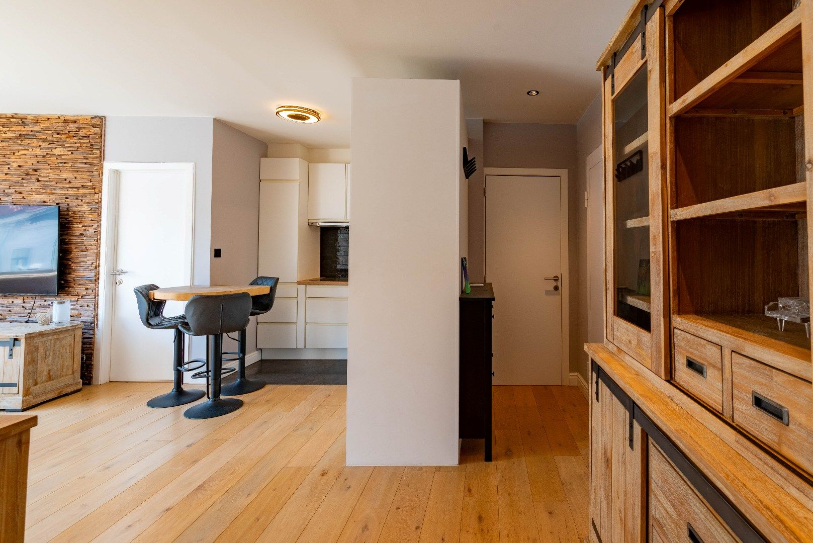 Prachtig gemeubeld appartement met autostaanplaats foto 6