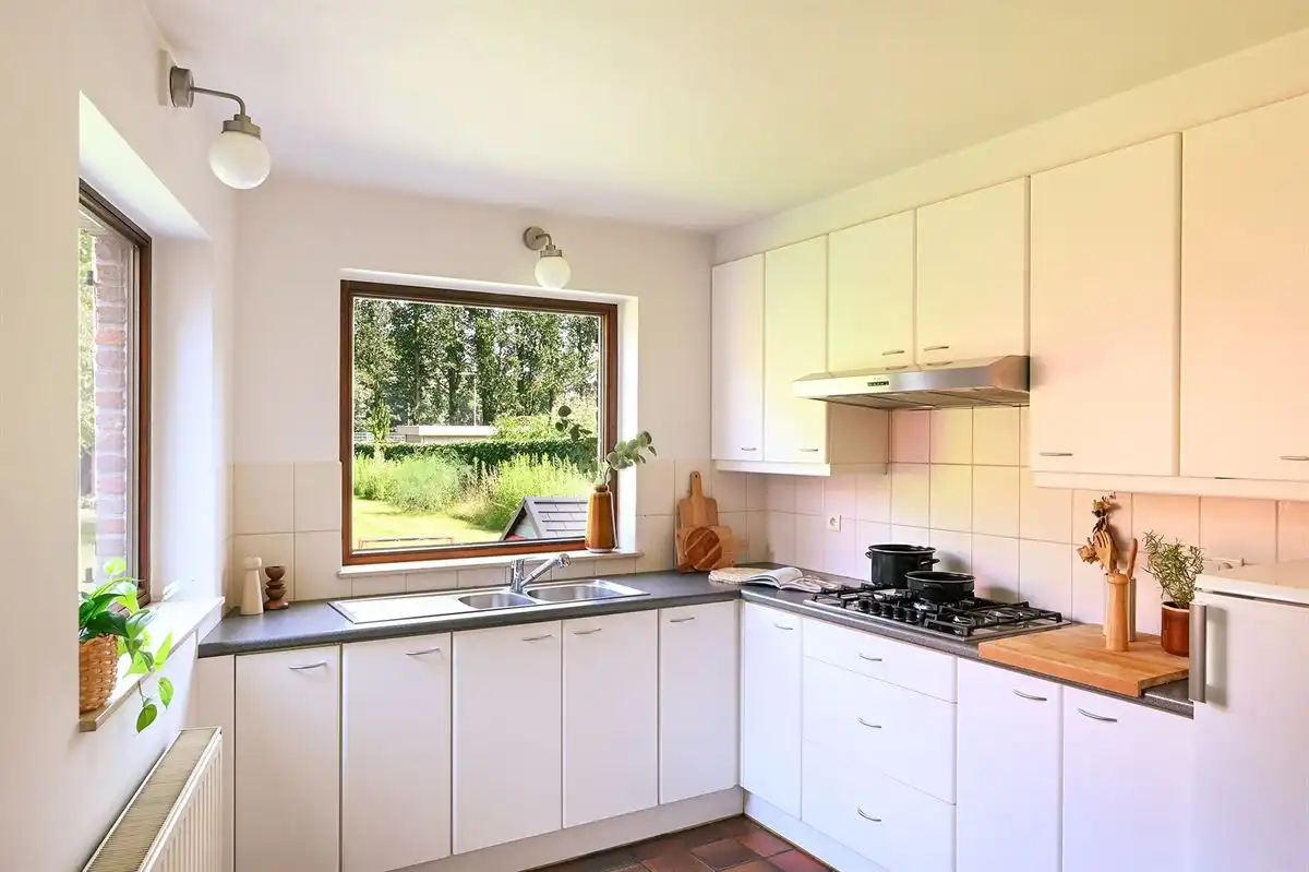 Ruime gezinswoning met grote tuin in groene omgeving foto 11