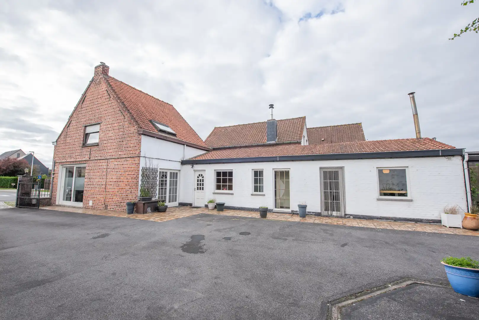 Halfopen bebouwing met 2 slaapkamers op groot perceel van 1305 m² foto 2