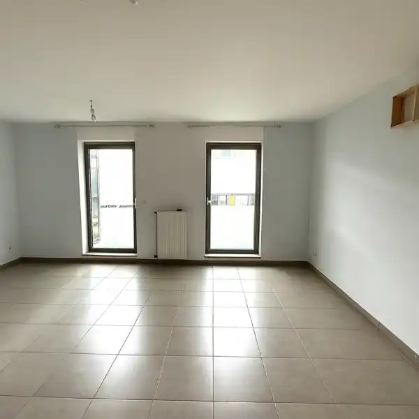 Ruim en lichtrijk appartement met 2 slaapkamers, terras en 'dubbele' autostaanplaats op een boogscheut van de Leie foto 4