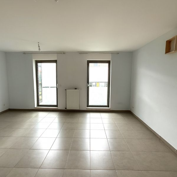 Ruim en lichtrijk appartement met 2 slaapkamers, terras en 'dubbele' autostaanplaats op een boogscheut van de Leie foto 4