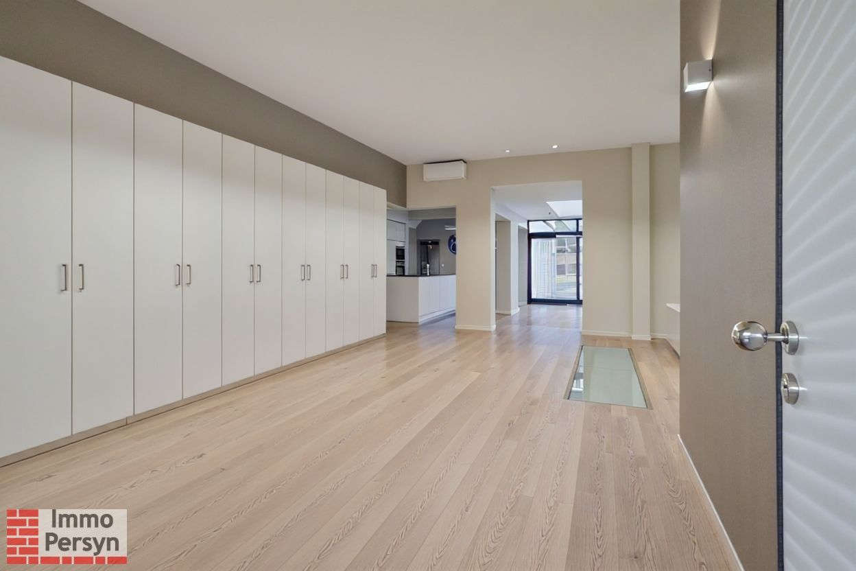 Ruim gelijkvloers appartement met tuin en 2 staanplaatsen. foto 13