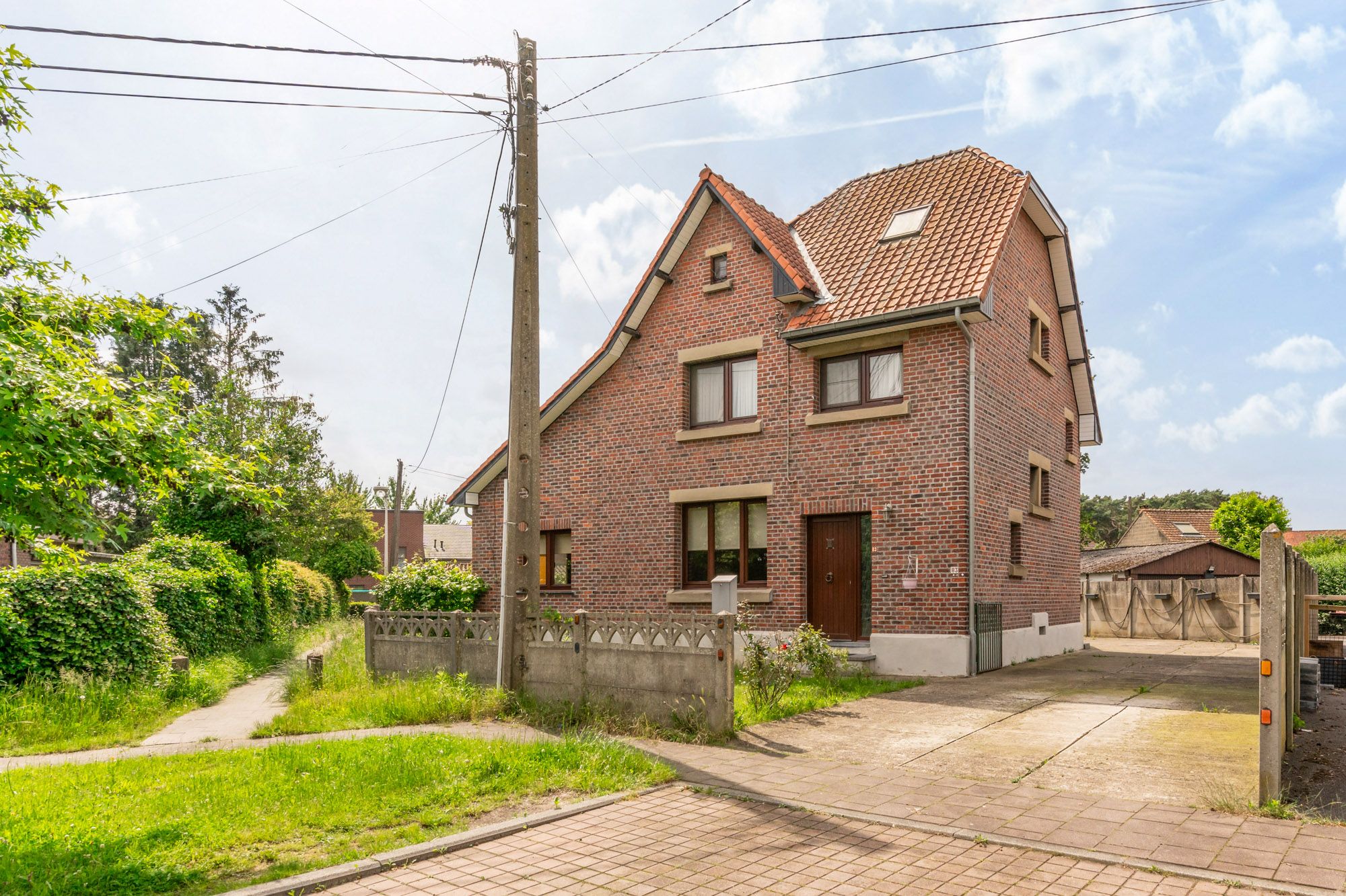 IDEALIS VASTGOED – KARAKTERVOLLE VRIJSTAANDE WONING TE GENK! Deze woning omvat maar liefst 221m² bewoonbare oppervlakte met 2 woonkamers, 2 badkamers en maar liefst 4 slaapkamers op een perceel van 8a42ca! Uiterst geschikt voor kandidaten op zoek naar een zeer ruime woning met afgesloten tuin. foto {{pictureIndex}}