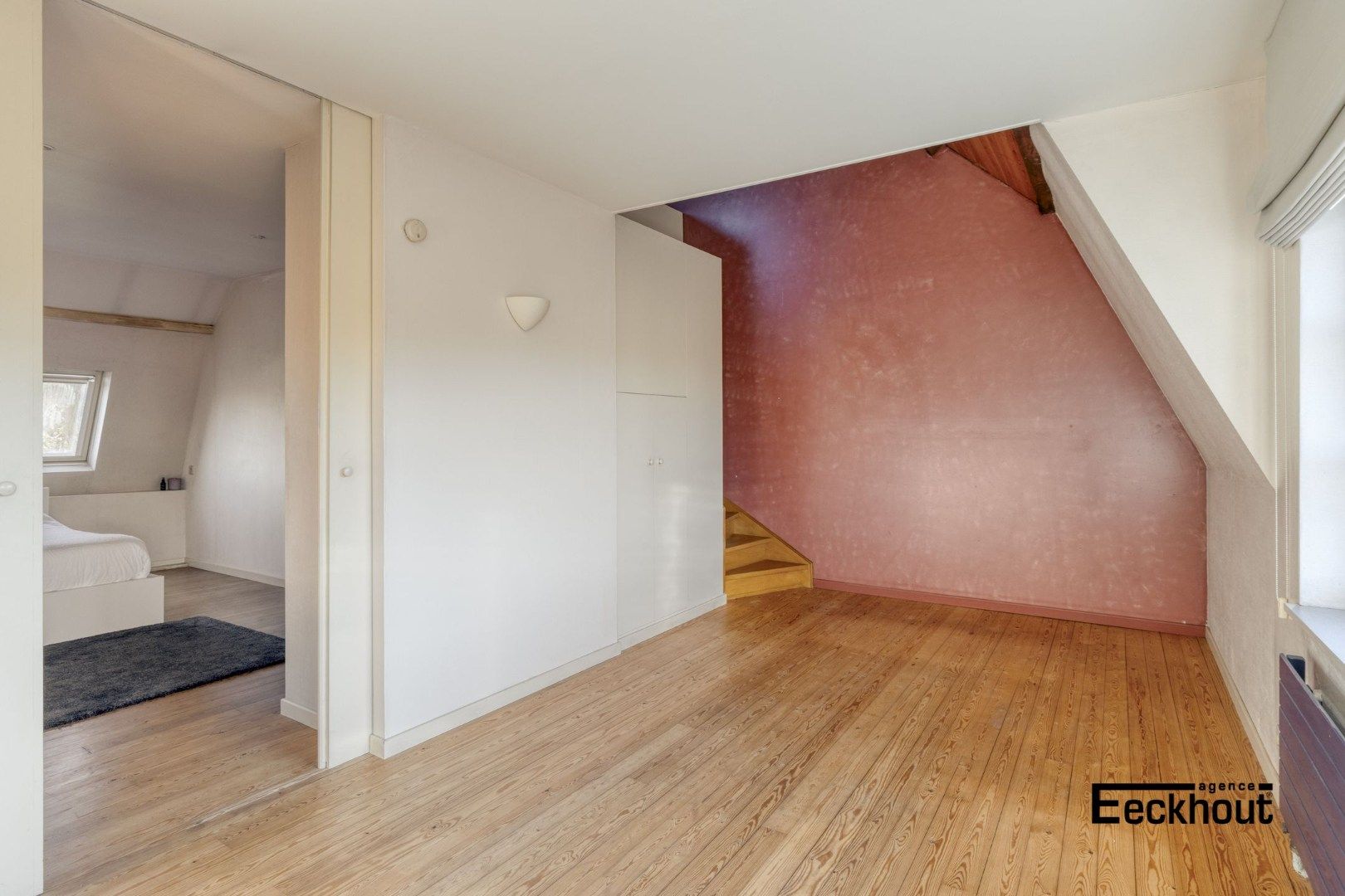 Ruime halfopen woning met prachtige aangelegde tuin en carport voor 2 wagens! foto 20