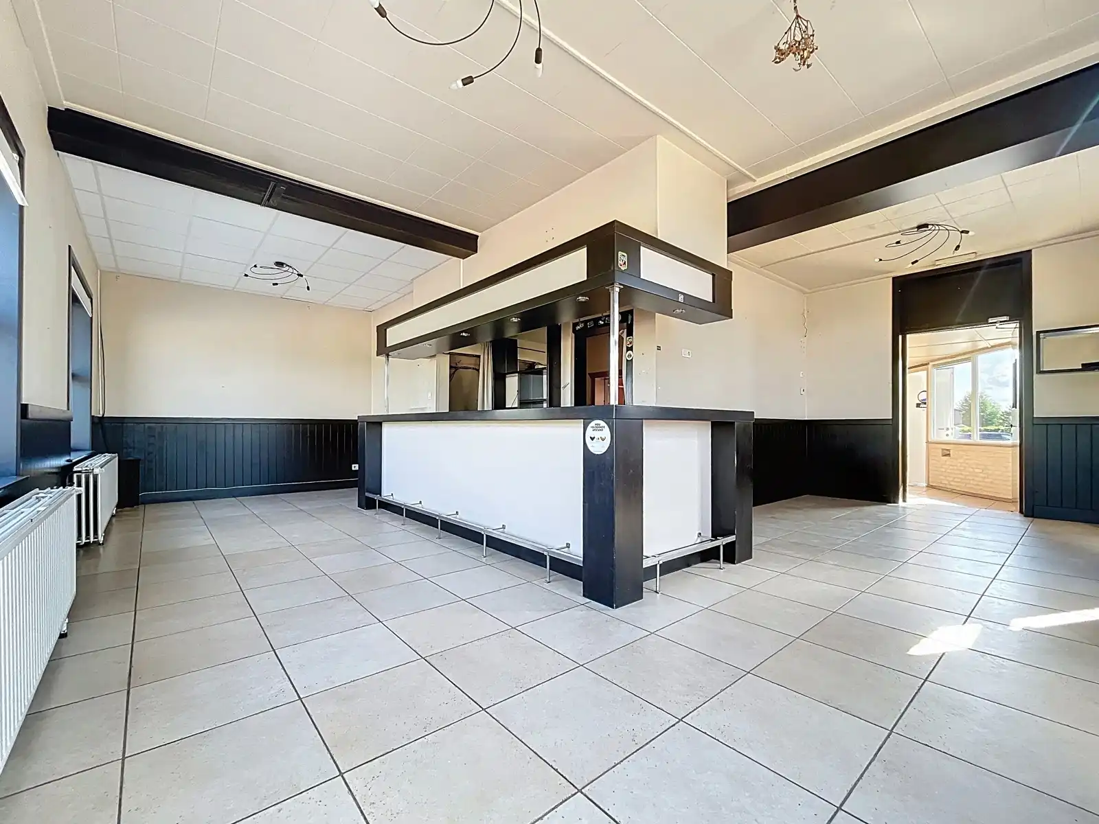 te renoveren huis met 3slps, pol. ruimte en mog. tot handel foto {{pictureIndex}}