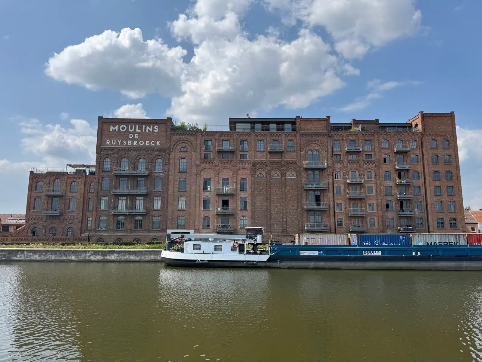 Unieke loft met 2 slaapkamers, terras en zicht op de vaart foto 2