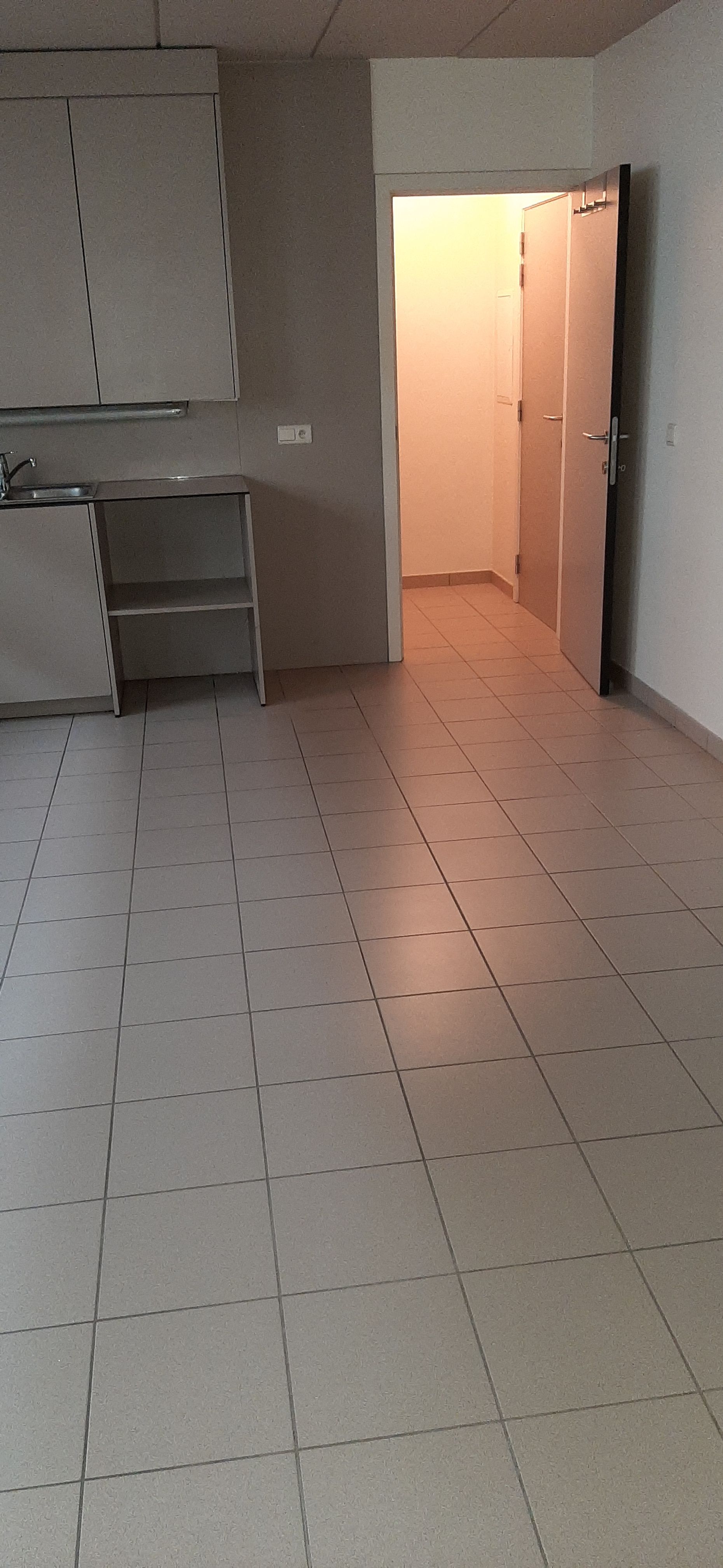 Goed gelegen gezellige ongemeubelde studio foto 5