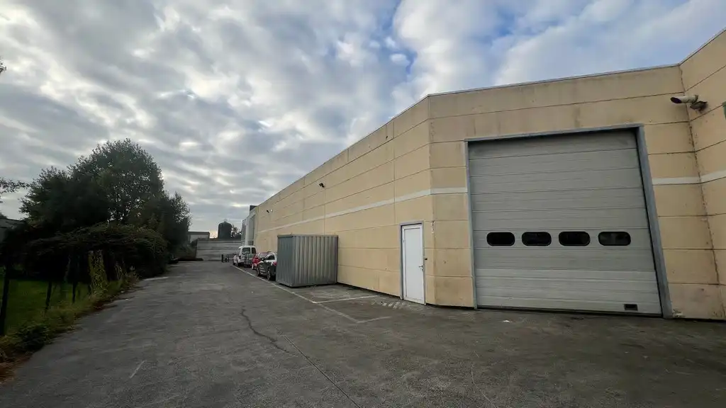 Verwarmd magazijn met kantoren te huur in Industriepark-Drongen foto 2