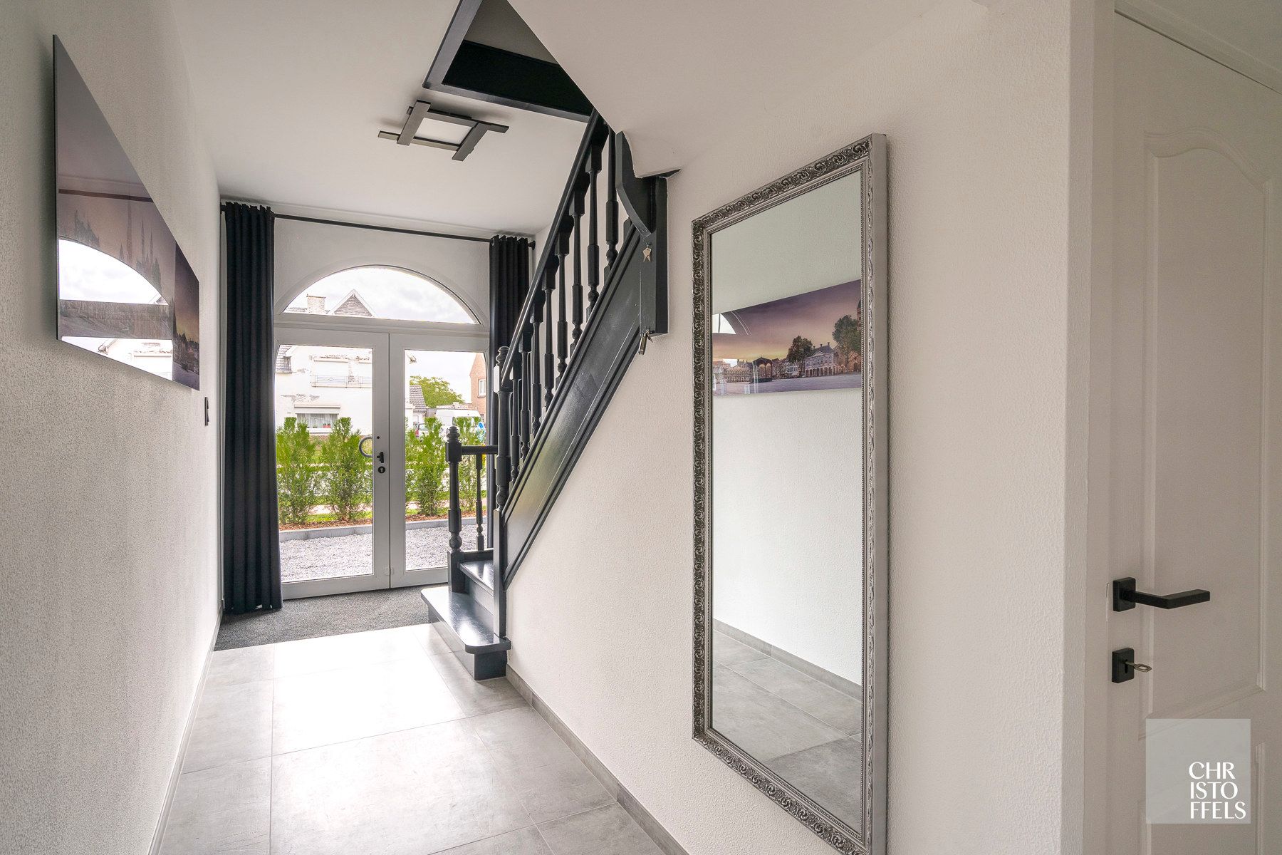 Uitzonderlijk ruime (440m²!) en volledig gerenoveerde woning met commerciële topligging en tal van mogelijkheden in Lanaken! foto 14