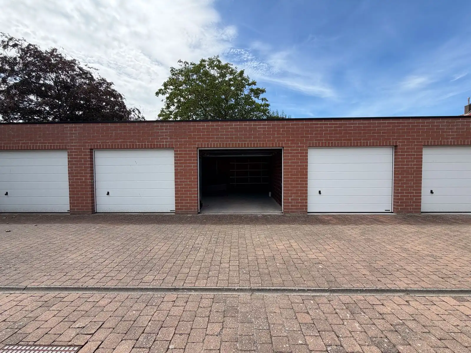 Vlot toegankelijke gesloten garagebox in Mariakerke foto 2