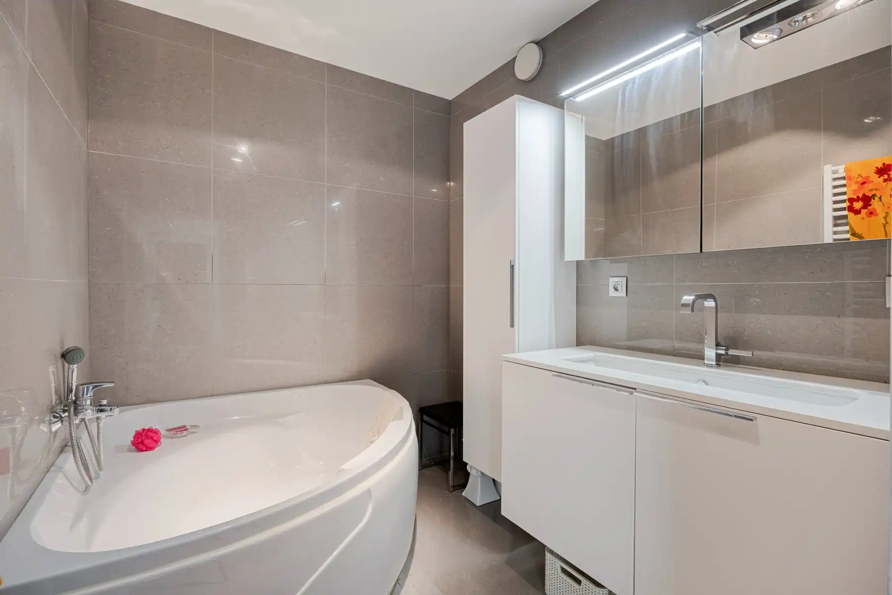 Mooi appartement met tijdloze architectuur in nieuwstaat foto 16