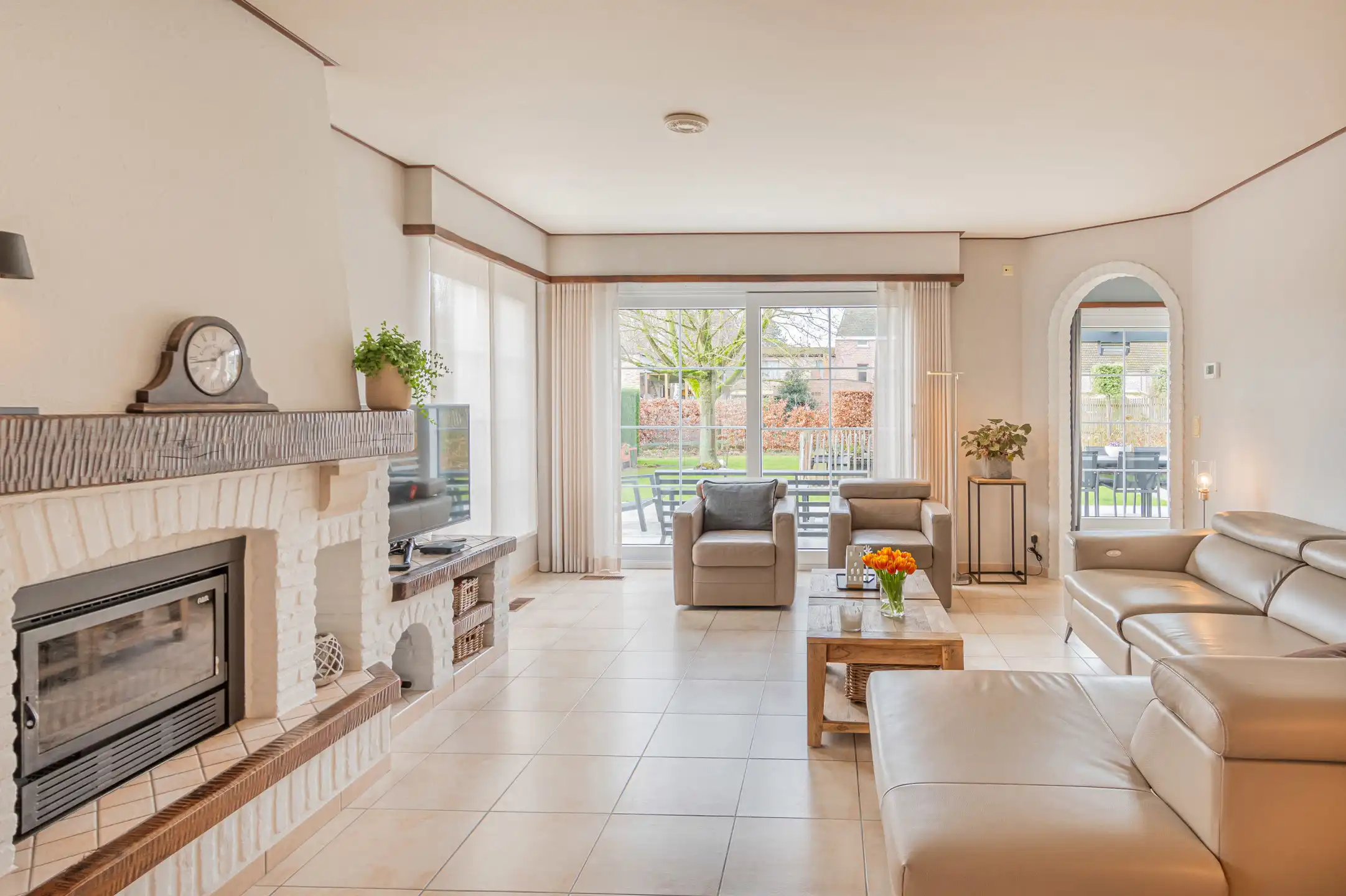 Gezinswoning in landelijke stijl in doodlopende straat foto 5