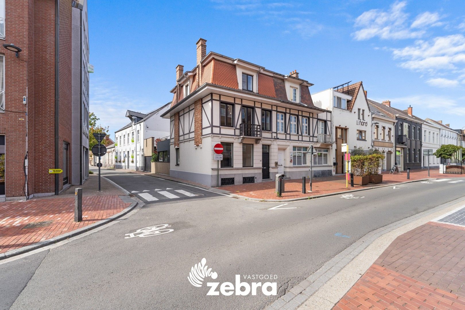 Karaktervol huis in cottagestijl met 4 slaapkamers in centrum Roeselare! foto {{pictureIndex}}