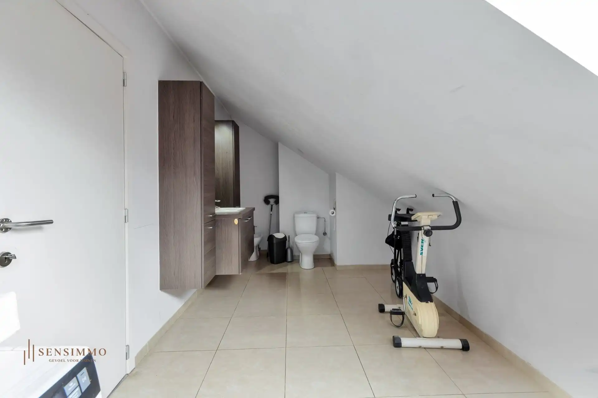 RUIM DUPLEX-APPARTEMENT VLAKBIJ CENTRUM MET 3 SLP, TERRAS, 2 AUTOSTAANPLAATSEN + 2 BERGINGEN foto 21