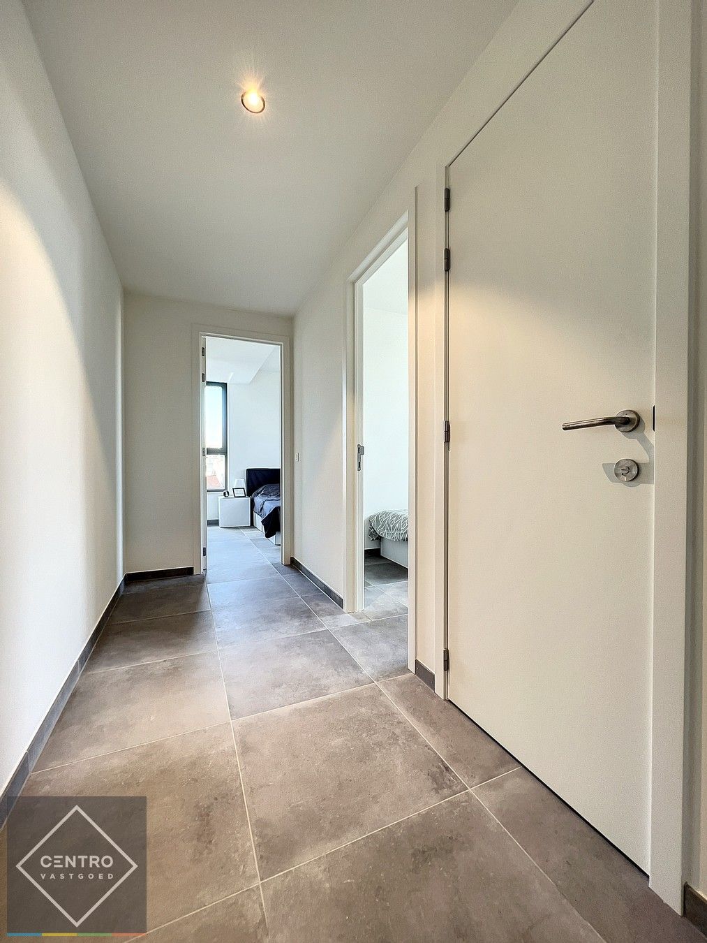 Laatste maanden aan 6% BTW ! Volledig afgewerkte en geschilderde Penthouse (100m²) met RUIME terrassen (33m²) in kleinschalig project pal in het CENTRUM van Kortrijk ! foto 8