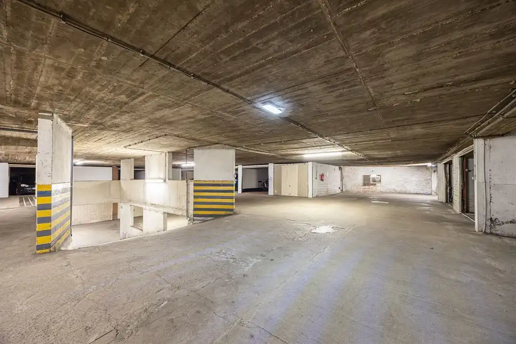 Ruim 3 slpk appartement met terras en garagebox foto 20