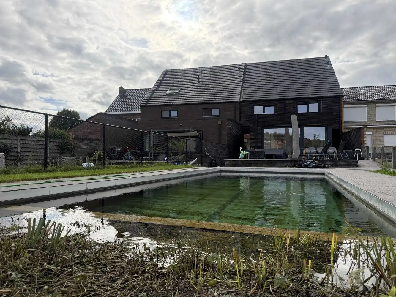 Ruime instapklare gezinswoning met zwemvijver foto 10