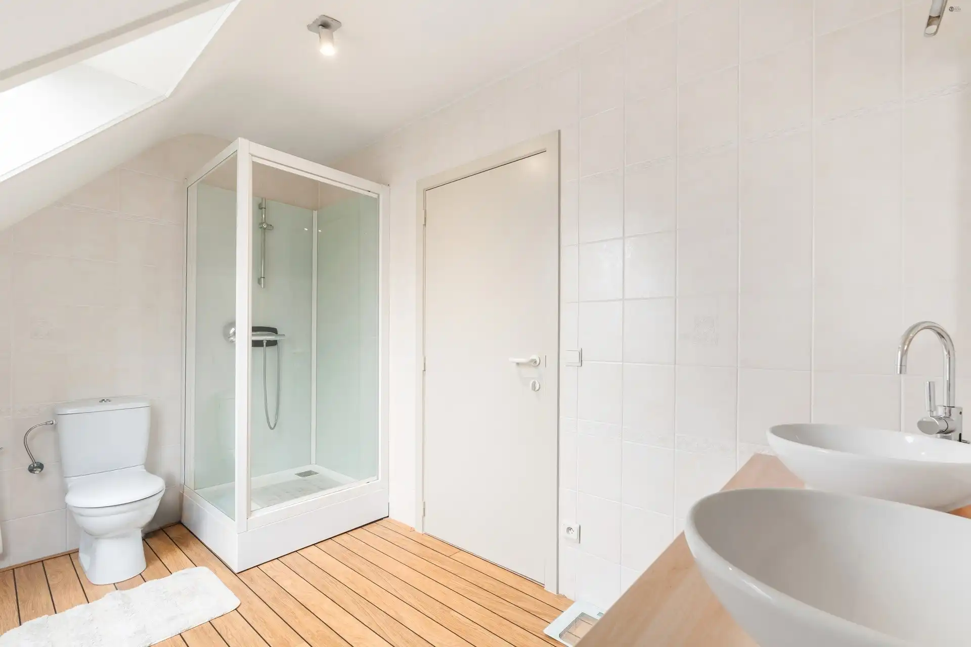 Instapklare woning met praktijk ruimte, 3 à 4 slaapkamers, 2 badkamers en veel parkeermogelijkheden foto 16