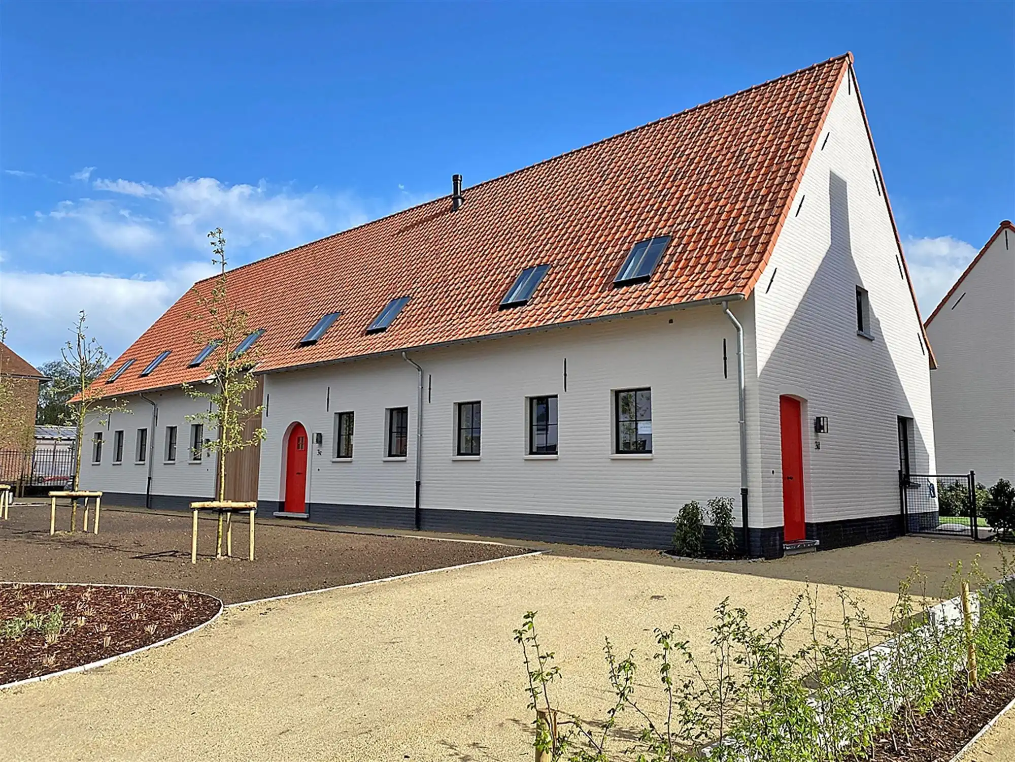 Instapklare DORPSWONING met 3 SLAAPKAMERS, TUIN/TERRAS, CARPORT & grote KELDER foto 2
