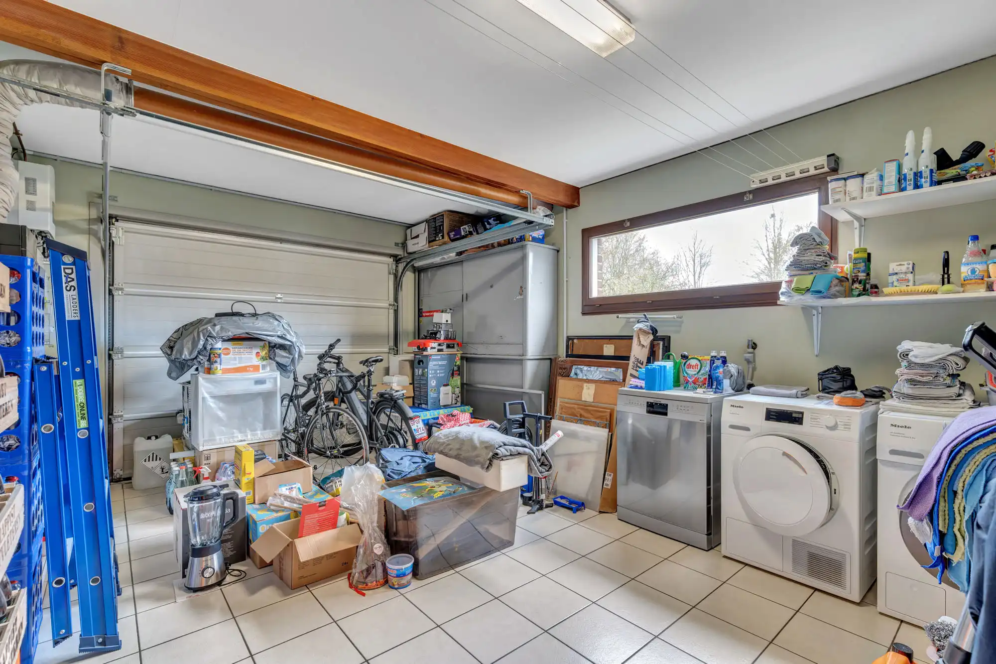 Open bebouwing met tuin, zonnepanelen en garage foto 20