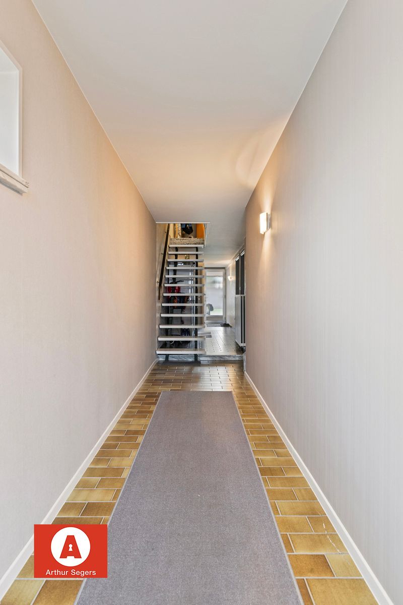 Ruime woning met zuidgerichte tuin en achteruitweg foto 6