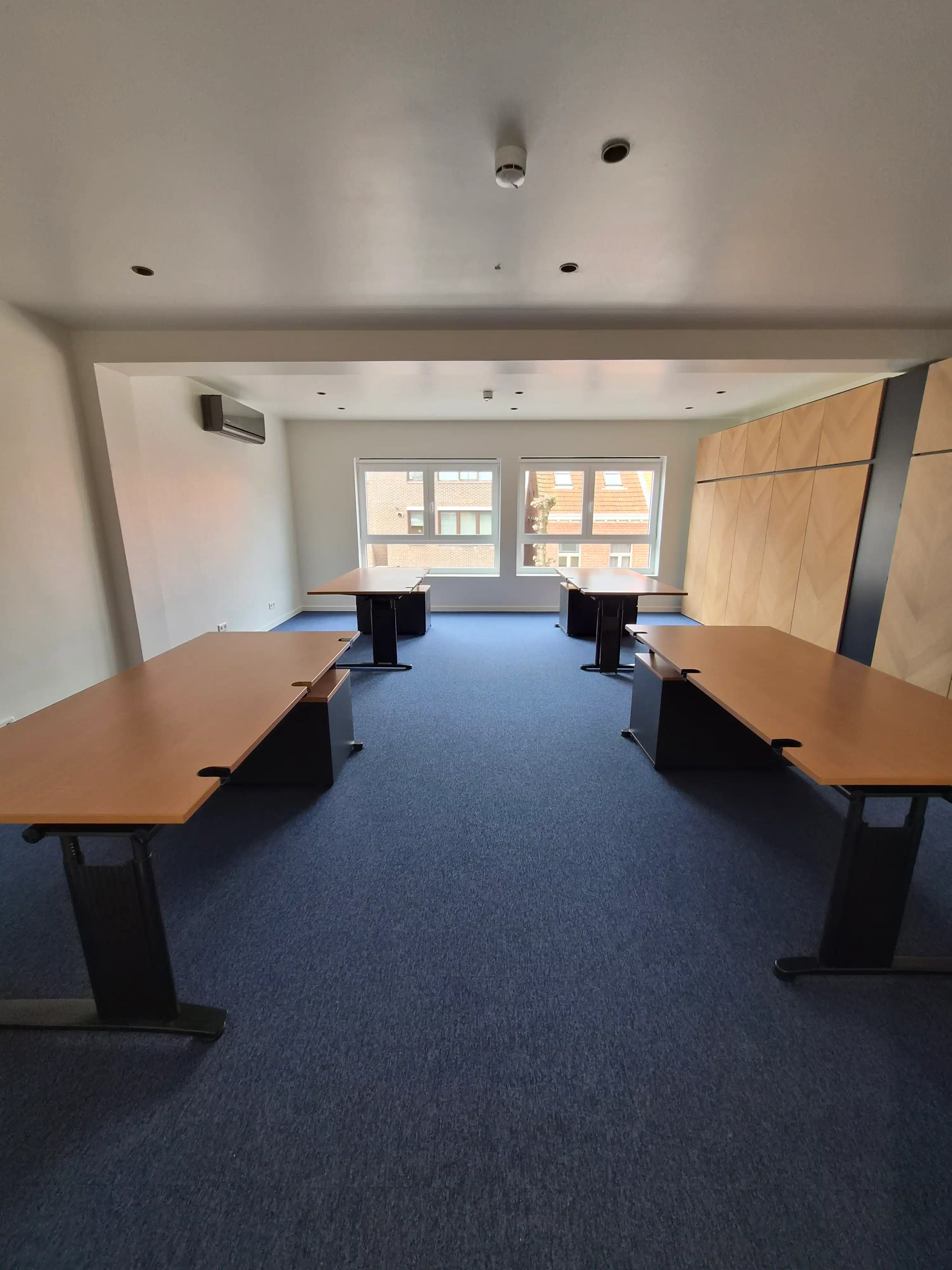Instapklaar, modern en volledig gemeubeld kantoor met magazijnruimte van 120 m² te huur, inclusief vaste kosten. foto 4