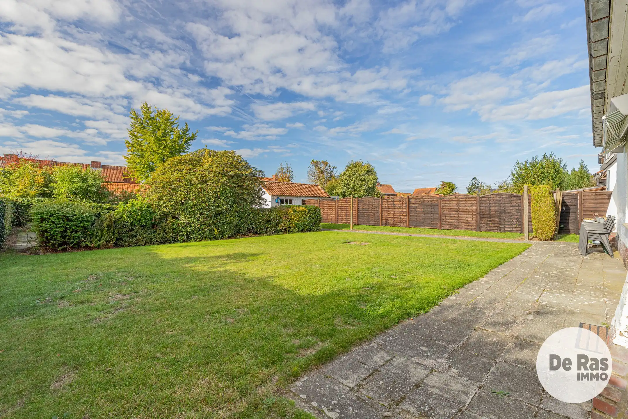 SCHELLEBELLE- Te renoveren woning in een rustige verkaveling foto 6