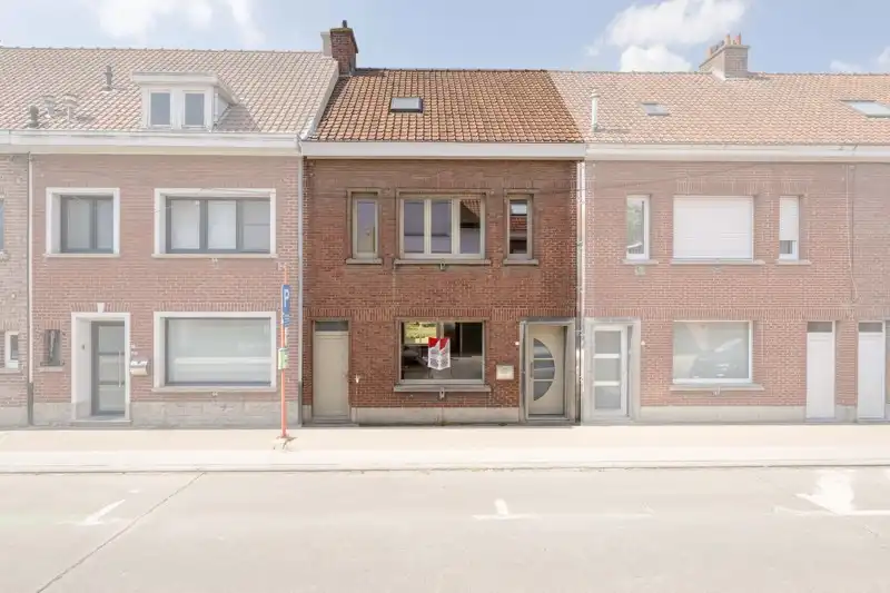 🏡✨ Prachtige stadswoning met tuin, 3 ruime slaapkamers TE KOOP in Heule foto {{pictureIndex}}