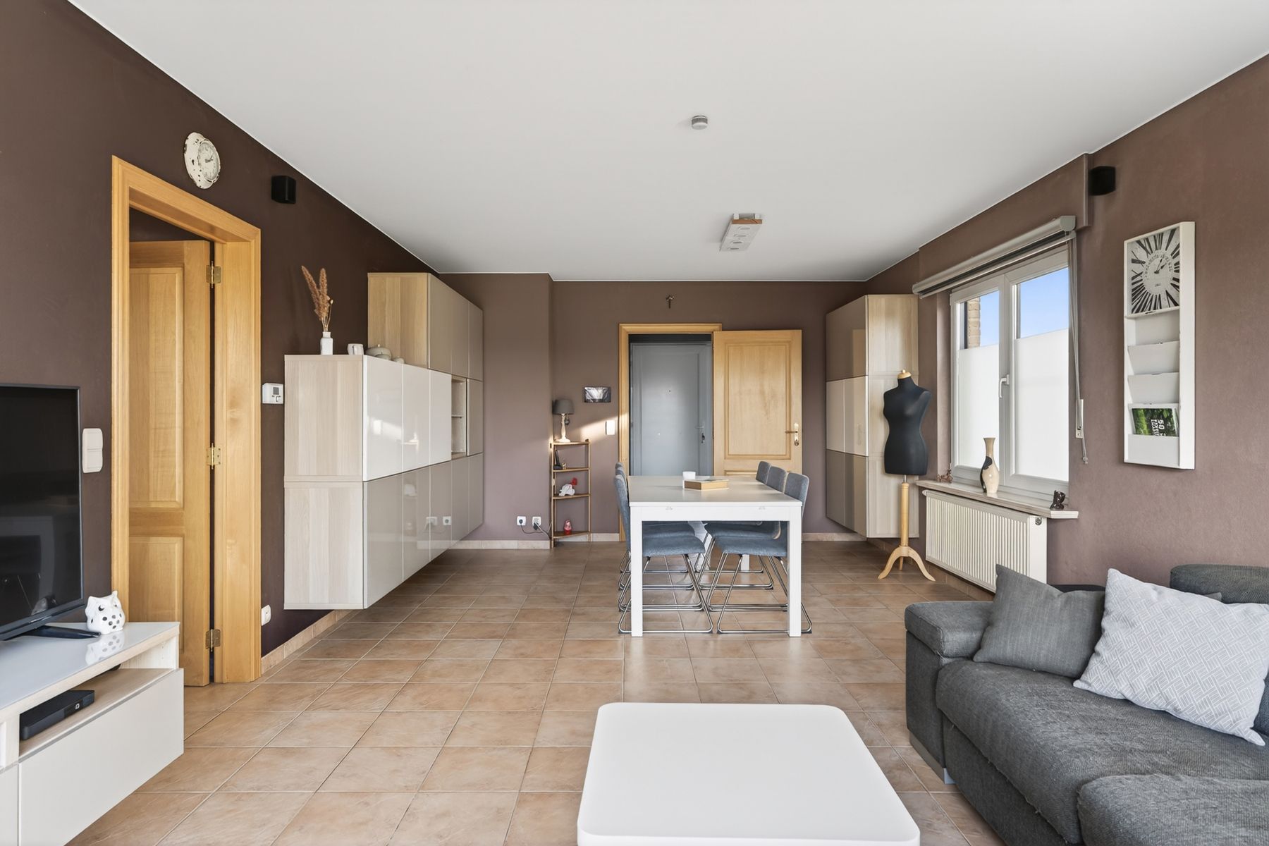 Verzorgde gezinswoning met 3 slaapkamers, tuin en open zicht foto 3