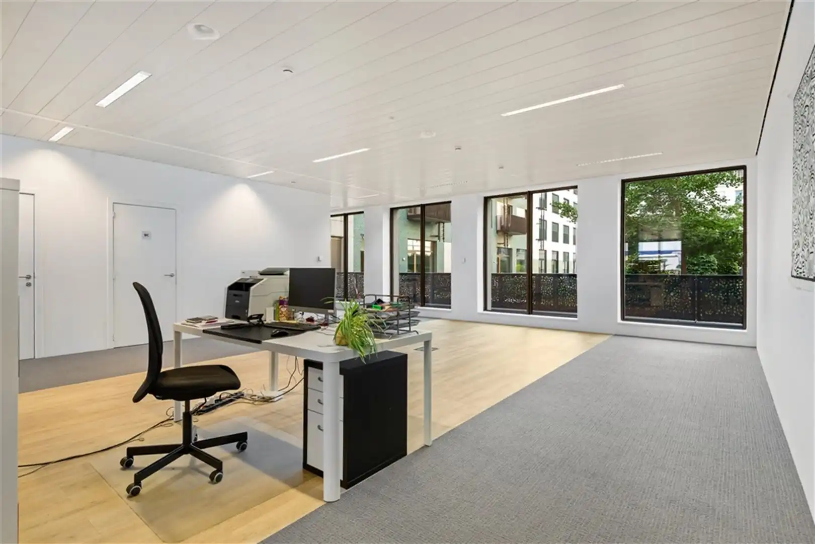 Gelijkvloerse kantoorruimte te koop in de India Natie foto 6