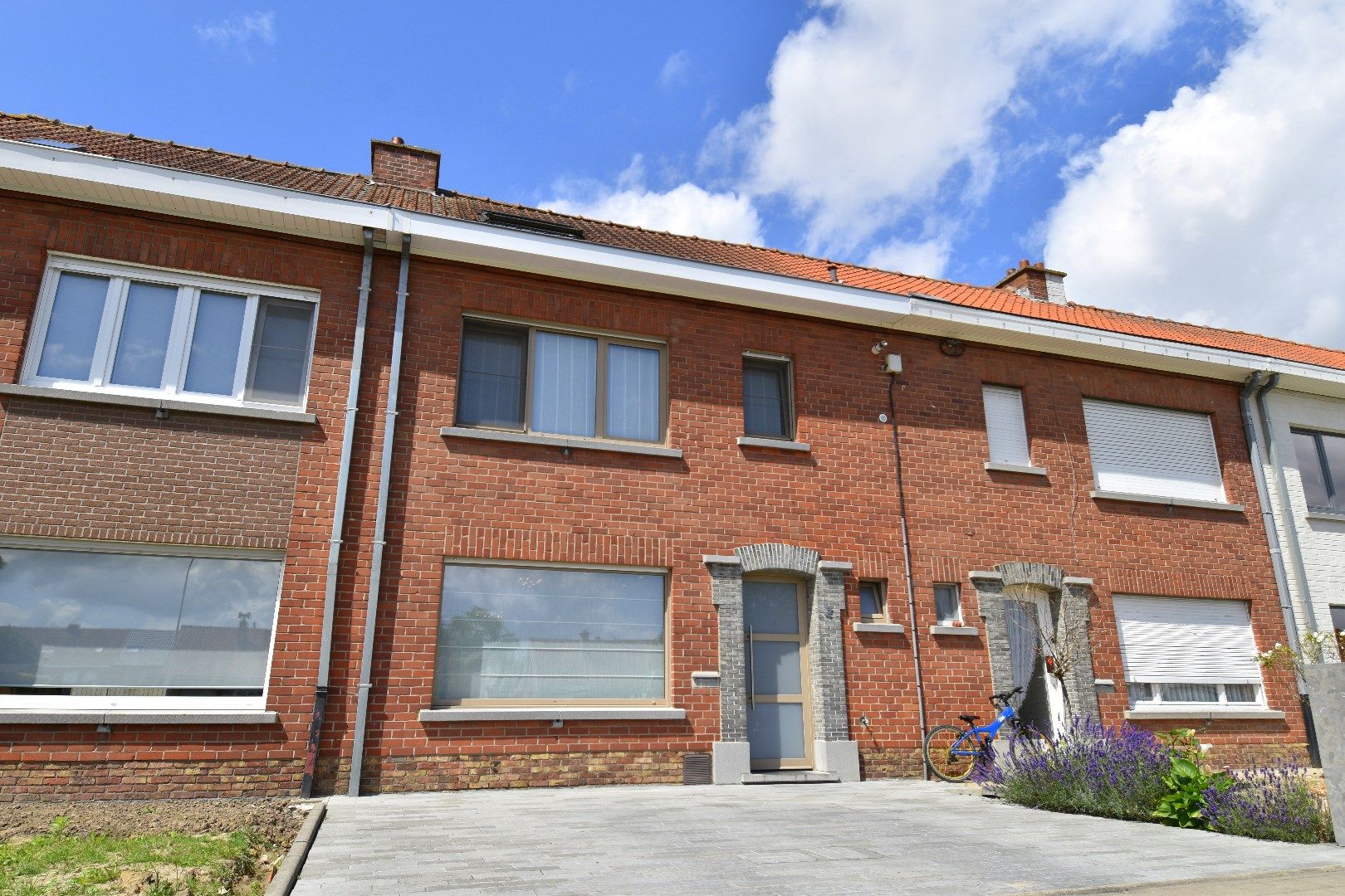 Vernieuwde rijwoning met 4 slaapkamers, tuin en garage te koop in Sint-Eloois-Winkel foto 1