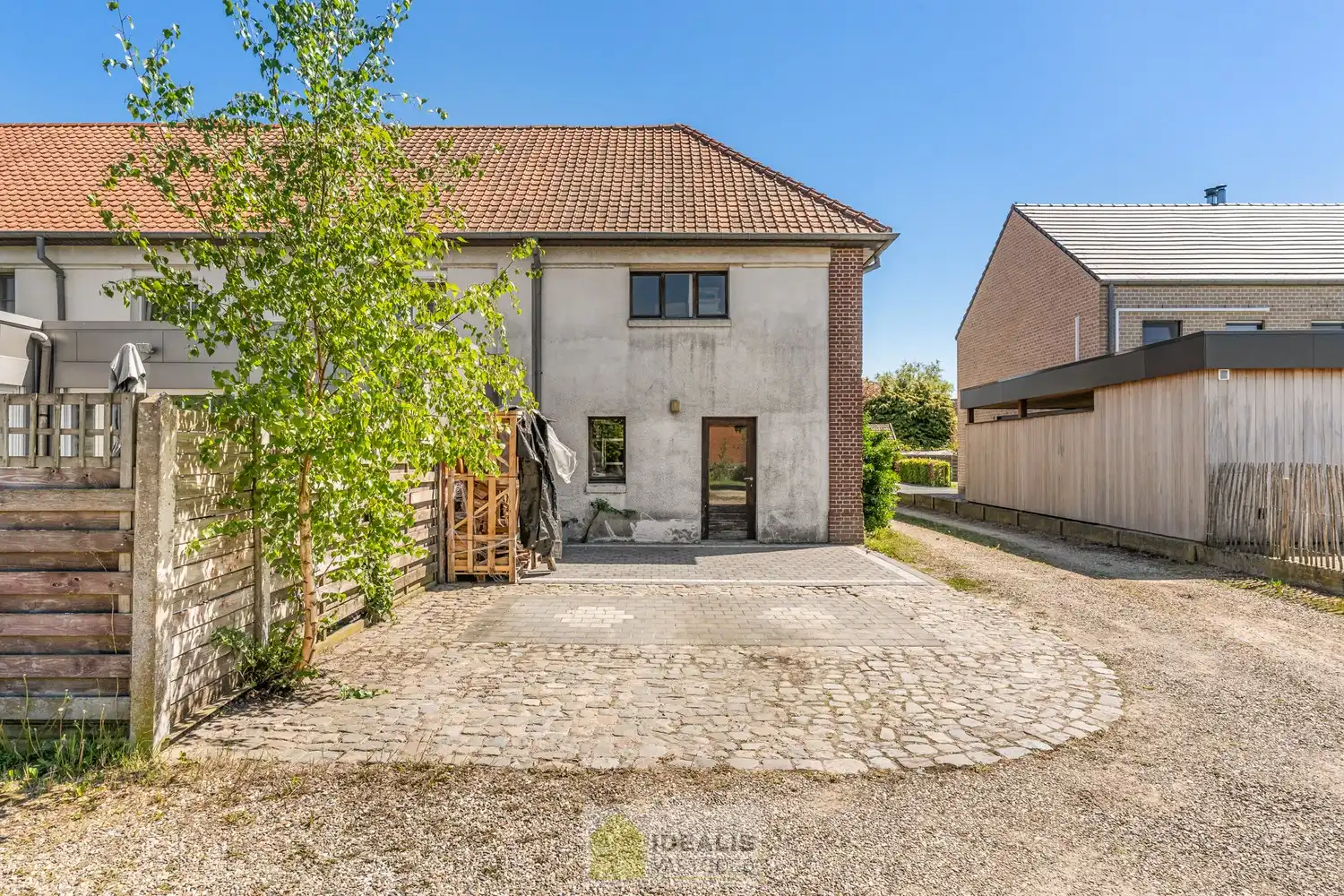 OP TE FRISSEN GEZINSWONING MET LICHTRIJKE LEEFRUIMTE EN AANSLUITEND RUIME KEUKEN, BERGING, BADKAMER VOORZIEN VAN DOUCHE EN BAD EN 3 SLAAPKAMERS OP EEN PERCEEL VAN 5A 37A - Deze woning omvat +-158m² bewoonbare oppervlakte verdeeld over een lichtrijke woonkamer met aansluitend een ruime keuken, berging, badkamer voorzien van douche en bad en 3 slaapkamers. De woning is gelegen op een aangenaam perceel van 5a 37ca vlakbij het centrum van Opitter (Bree), op fietsafstand van winkels, horeca en scholen,… Zeer geschikt voor kandidaten op zoek naar een op te frissen woning met karakter die ruimte en rust biedt doch dicht bij allerlei faciliteiten is gelegen. foto 24