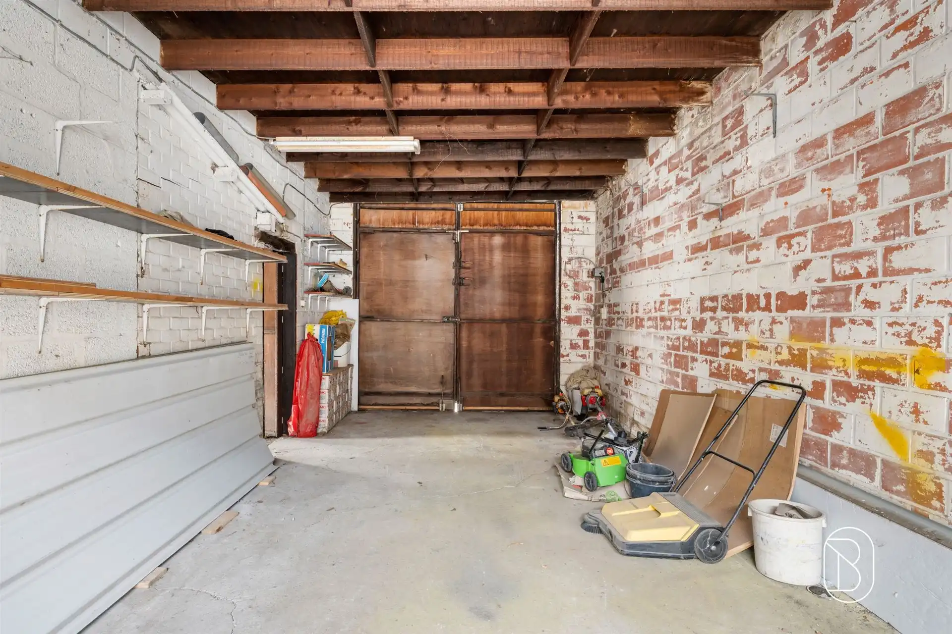 Ruime woning met atelier, bureau en maar liefst 3 garages foto 8