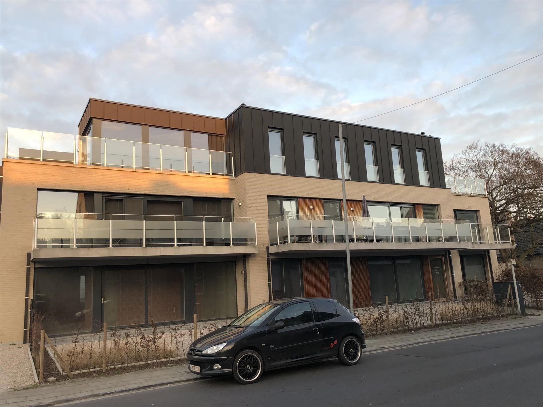 Zeer mooi ingericht appartement met 2 slaapkamers, terras en garagebox. foto {{pictureIndex}}