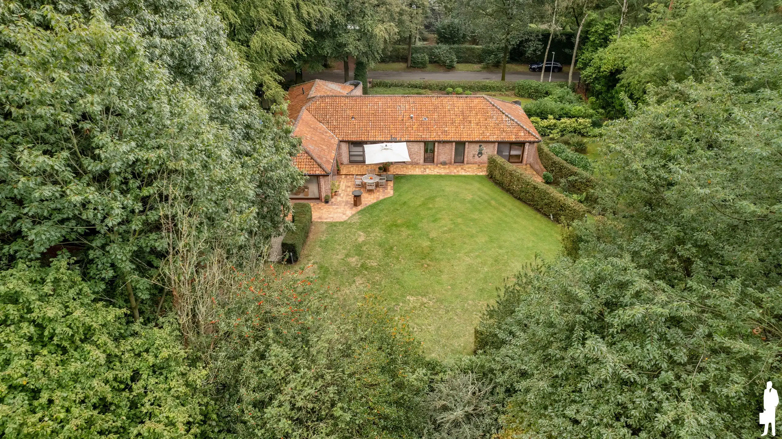 Karaktervolle gelijkvloerse villa op ca. 2.000 m² in zeer rustige, gegeerde en autoluwe wijk Dennendael en dichtbij het natuurgebied foto 42