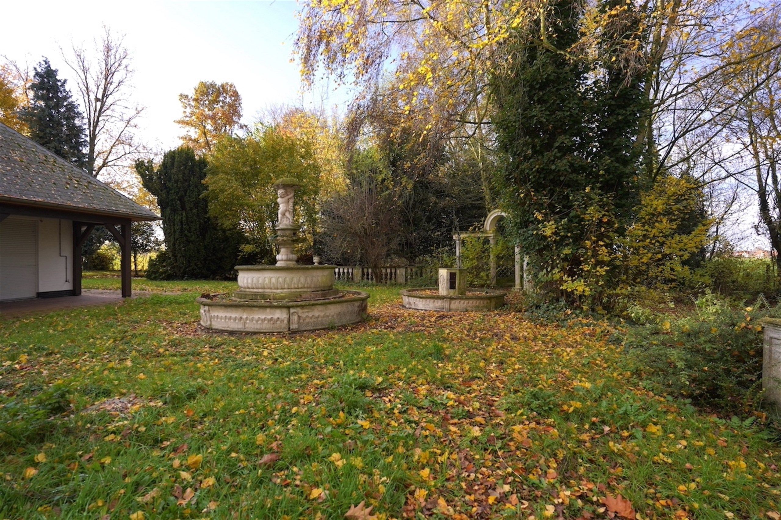 Majestueuze eigendom gelegen op een weelderig landgoed van ca. 1 ha! foto 8