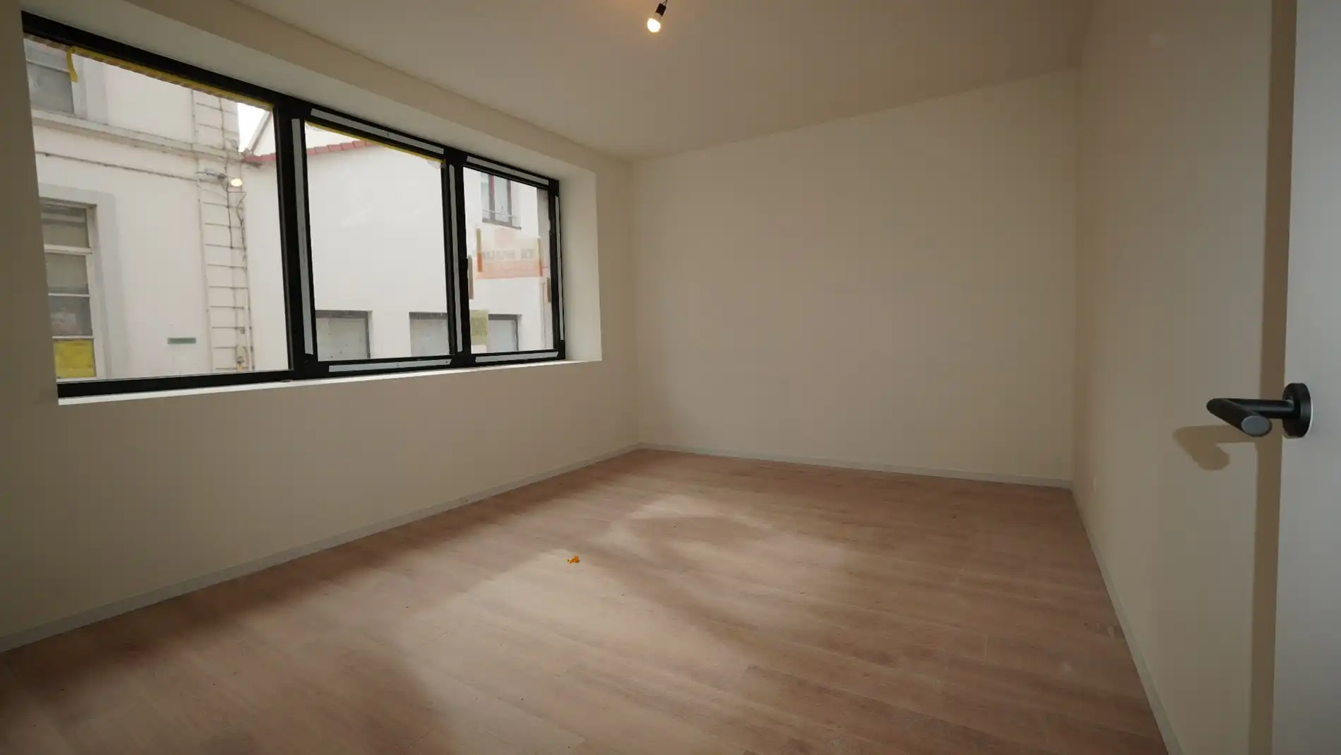 Luxe gelijkvloers appartement met tuin, 2 slaapkamers en autostaanplaats foto 9