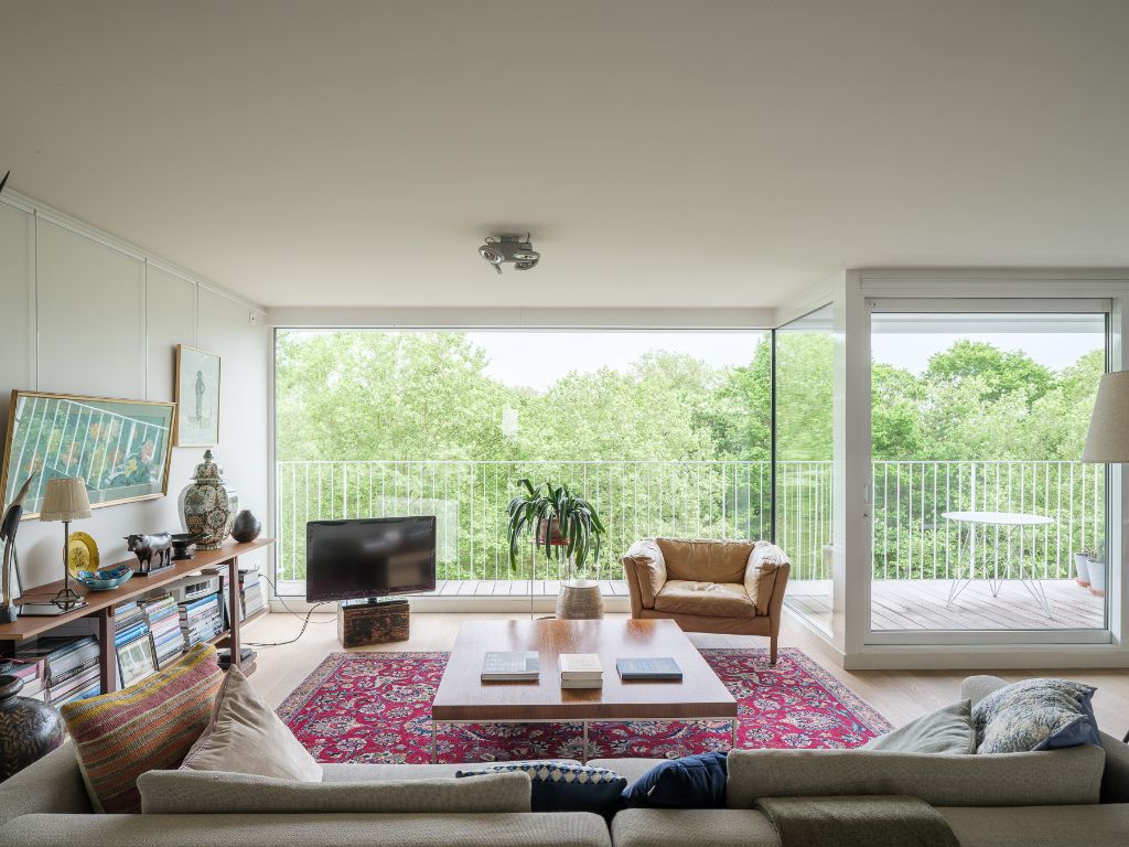 Magnifiek wonen tussen de kruien van de bomen foto {{pictureIndex}}