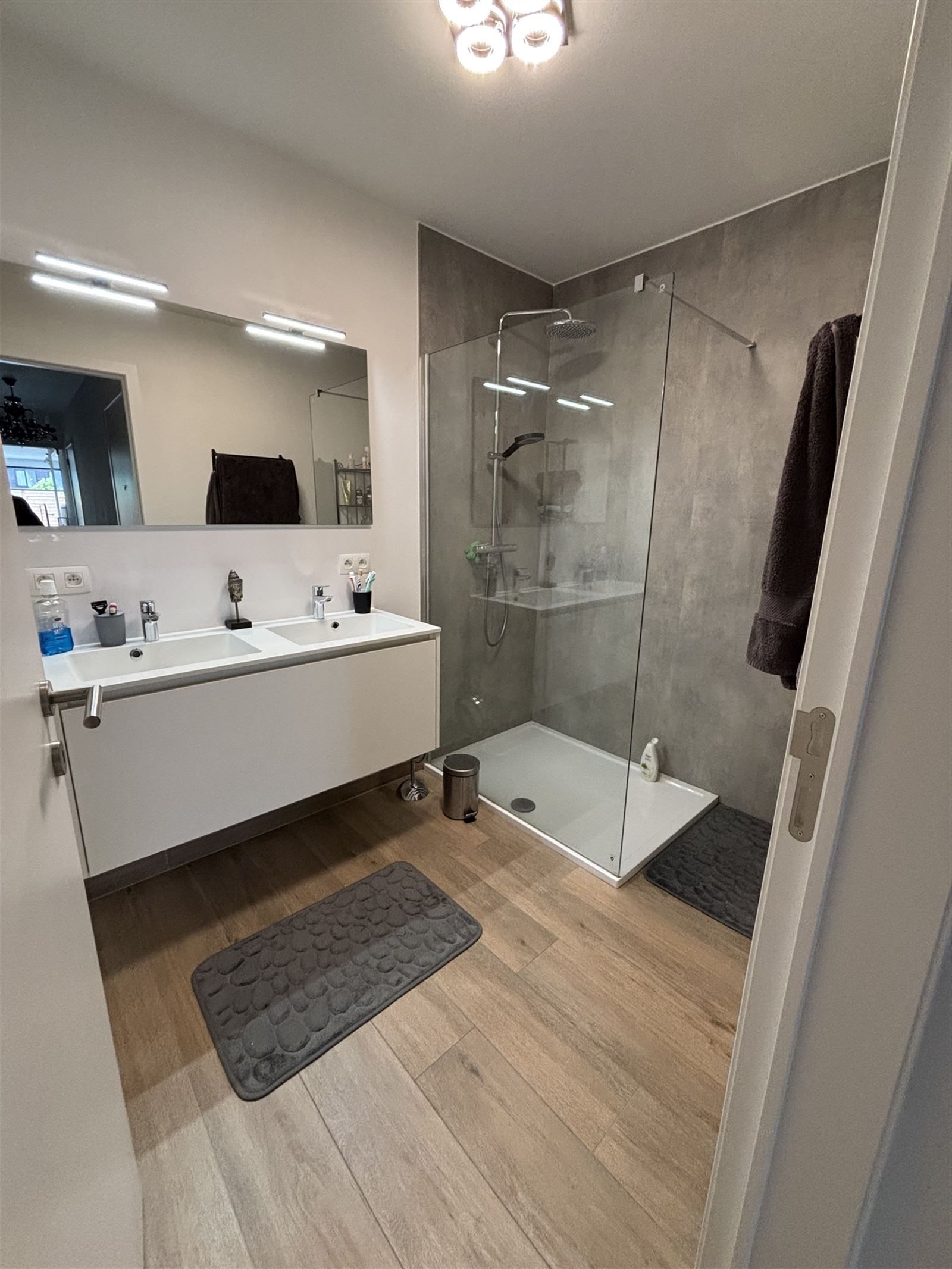 Gelijkvloers appartement met 2 slaapkamers en tuin foto 12