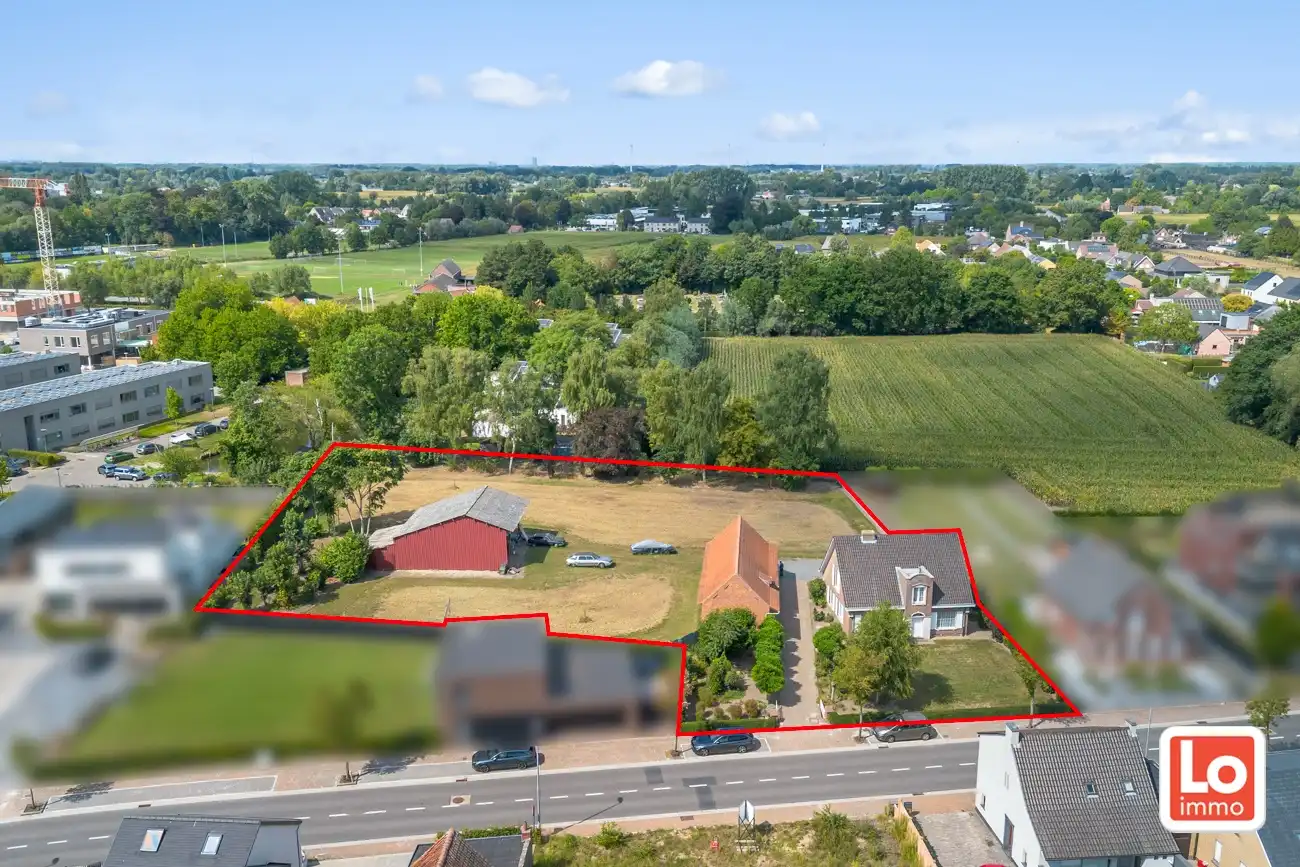 Hoofdfoto van de publicatie: VERKOCHT! Statige open woning met ruim bijgebouw op groot perceel grond in het centrum van Kalken!