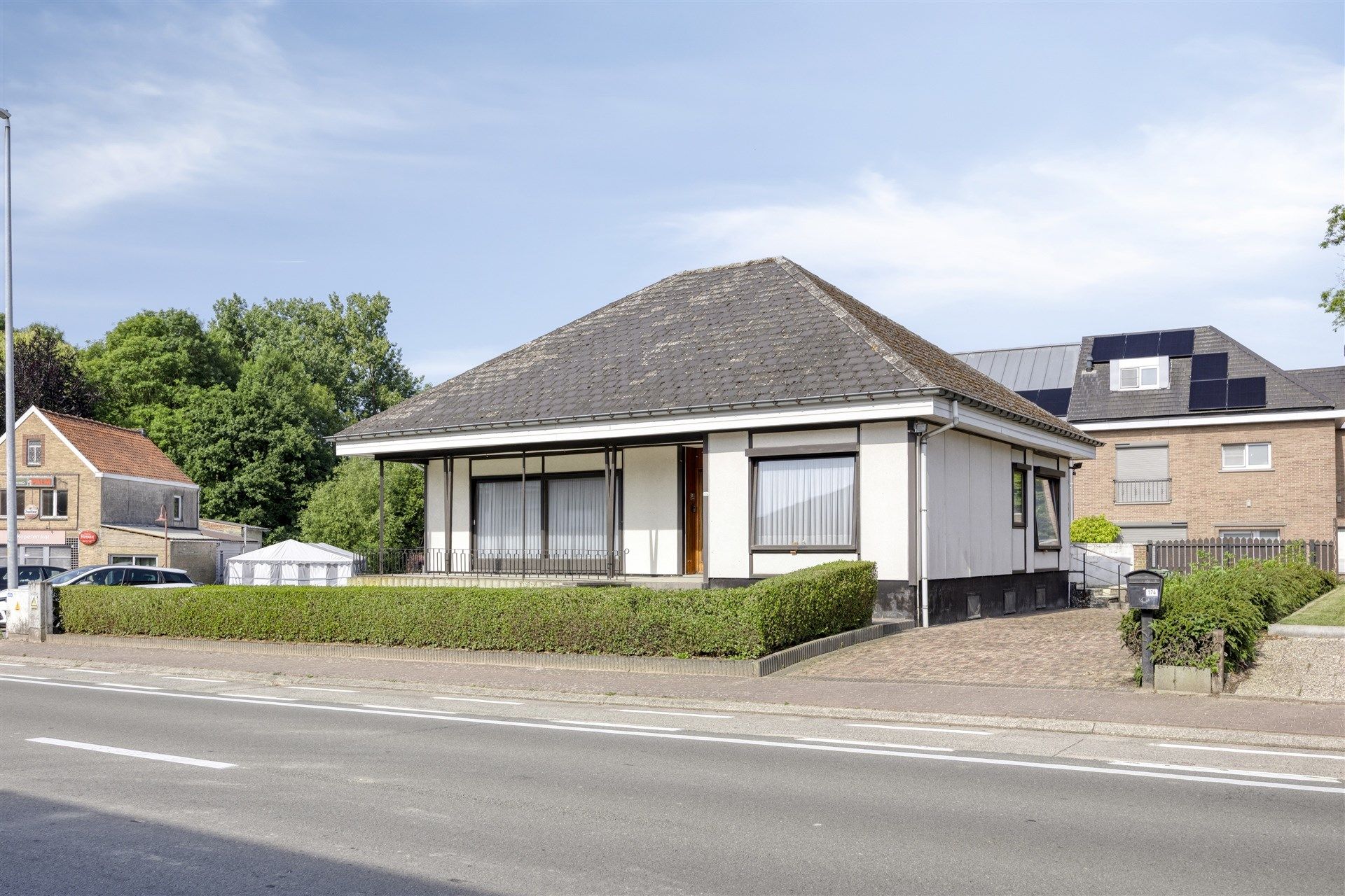 Hoofdfoto van de publicatie: Charmante bungalow te koop in Elene / Zottegem!