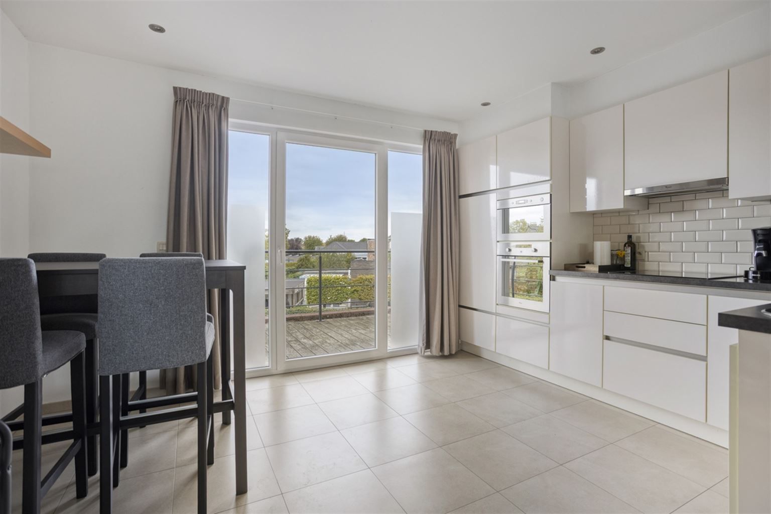 Ruim appartement met gezellig terras en staanplaats, op een toplocatie vlak bij het centrum van Maaseik en op wandelafstand van scholen en voorzieningen. foto 6