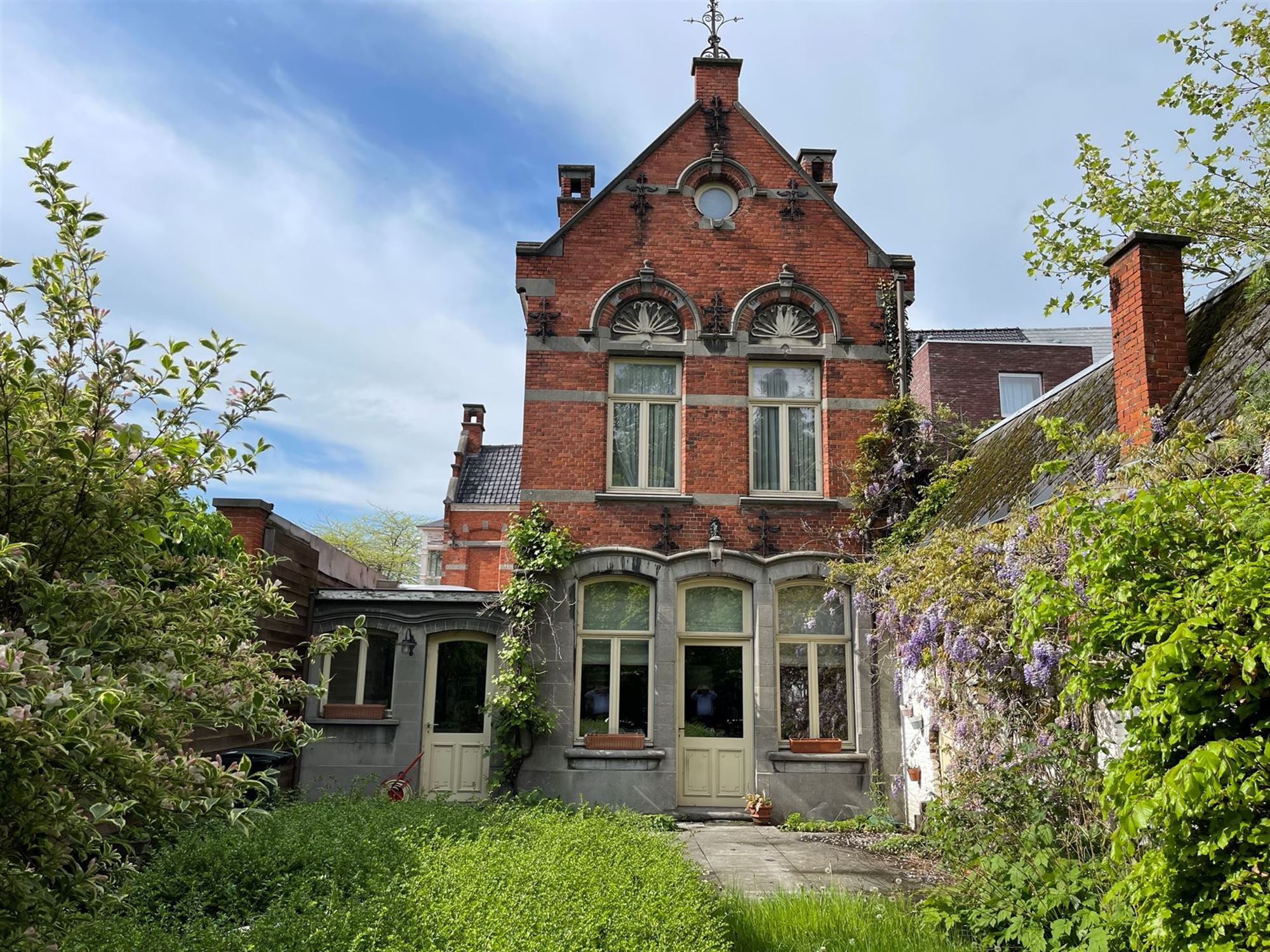 Herenhuis met bijgebouwen, terras, zwembad, garage en tuin foto 5