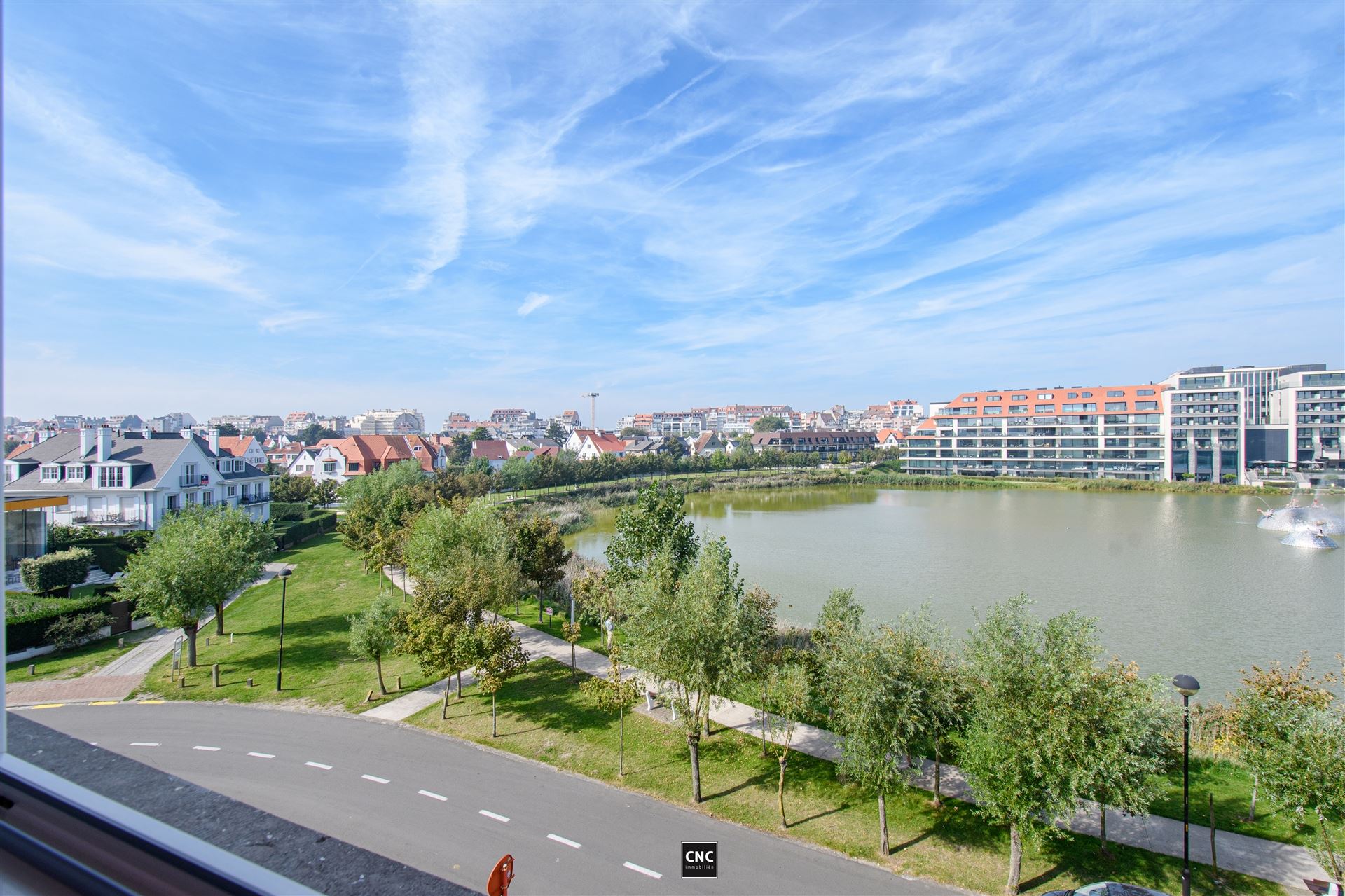 Prachtig lichtrijk hoek appartement met kwalitatieve afwerking met zicht op het Zegemeer.  foto 2