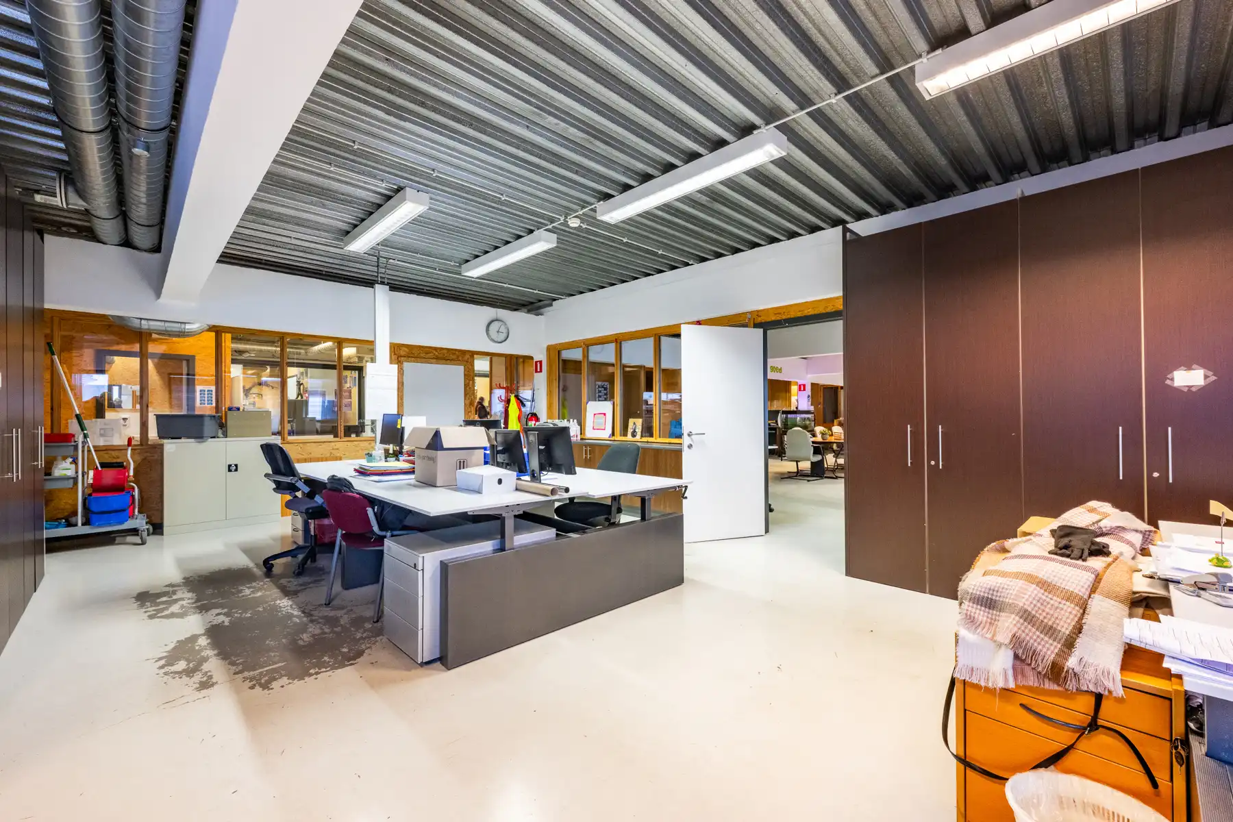 Ruim en veelzijdig bedrijfspand met parking en opslag foto 47